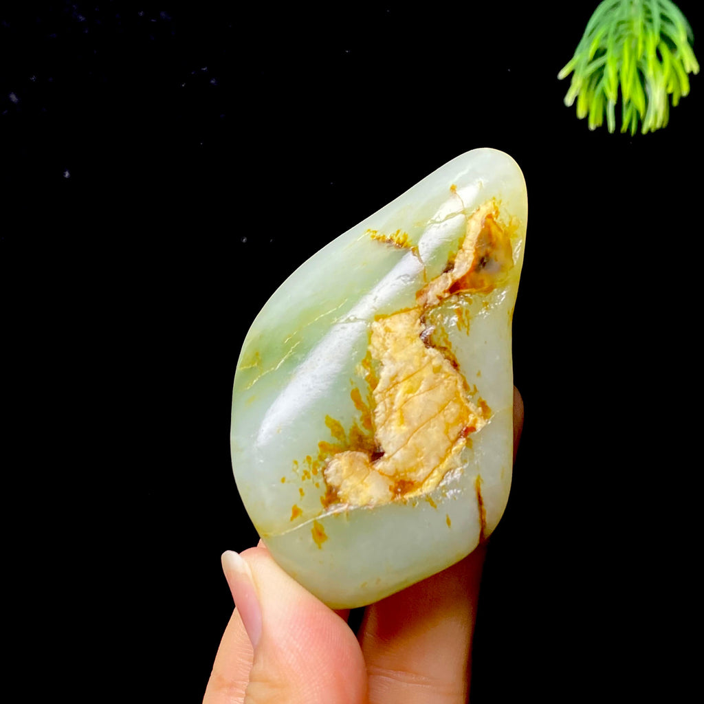 和田玉白玉带翠籽料挂件（98.49g）