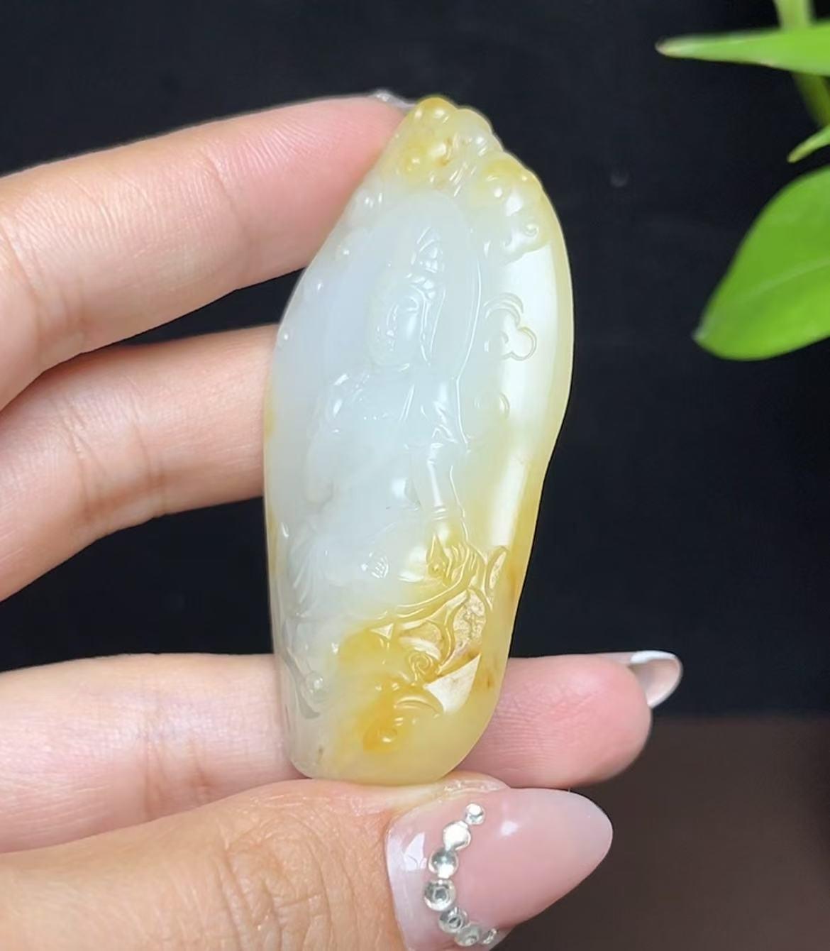 和田玉籽料黄皮白肉观音挂件（37.3g）