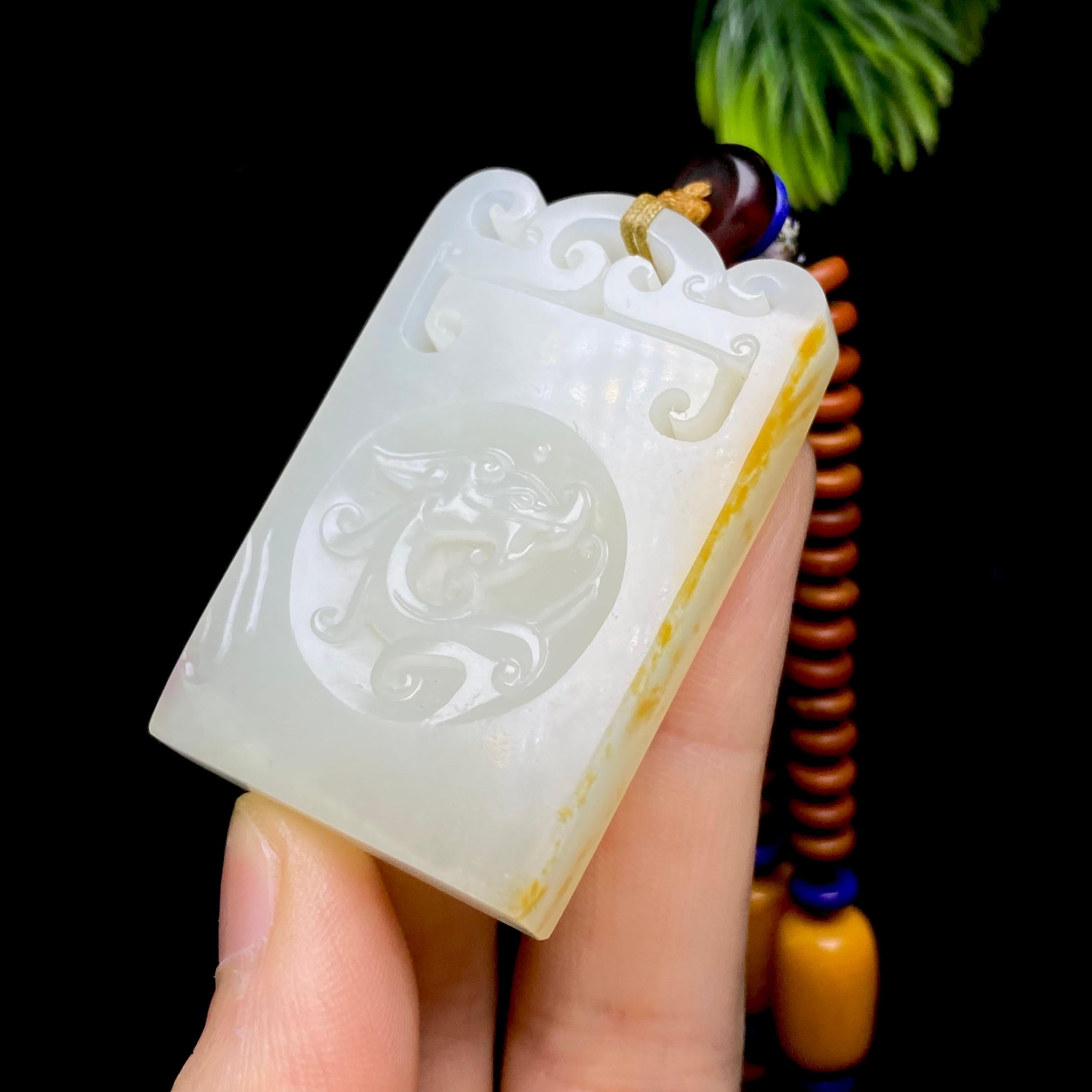 和田玉籽料府上有龙玉牌（55.6g）