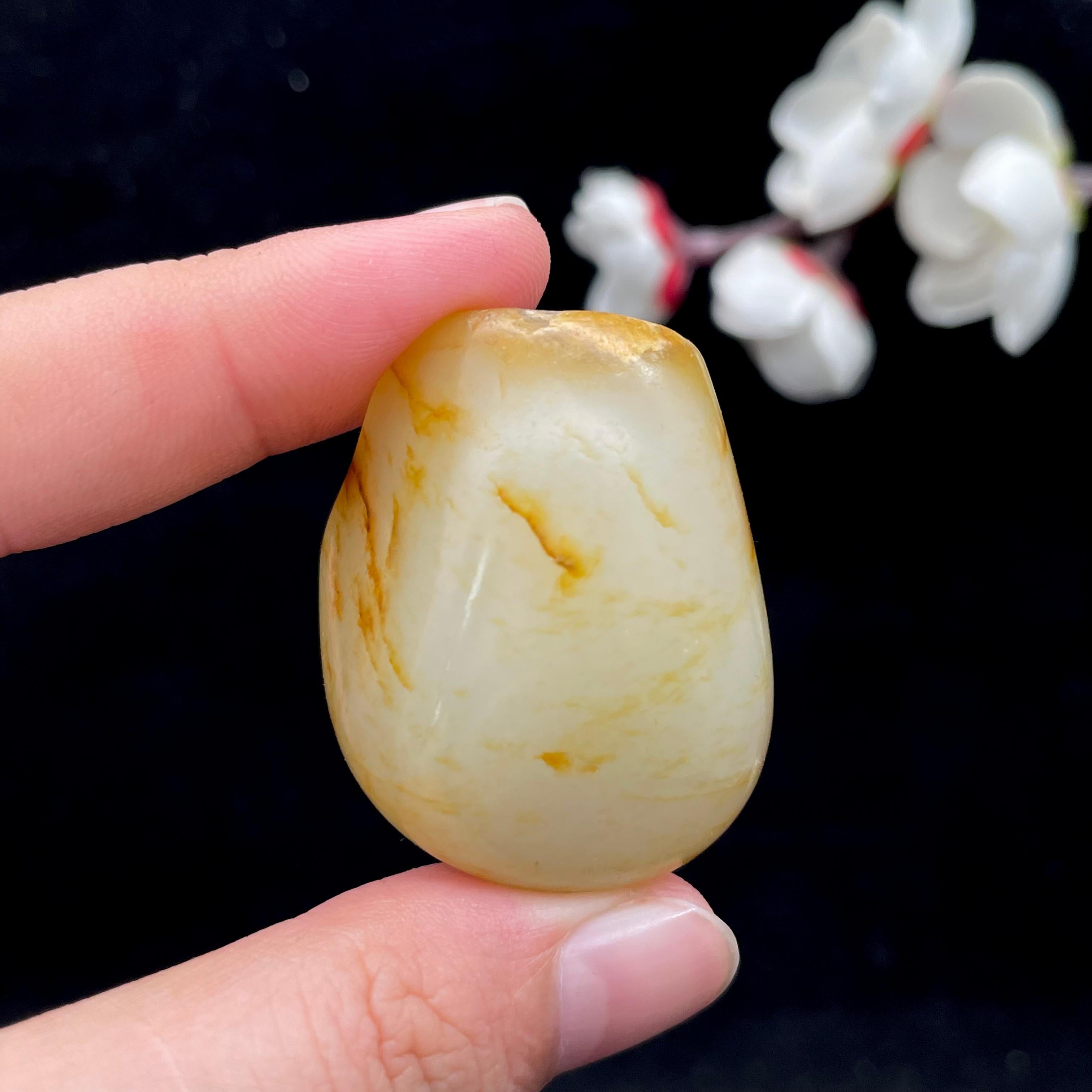 和田玉聚黄皮青花底籽料挂件（21.5g） – 厚德载玉