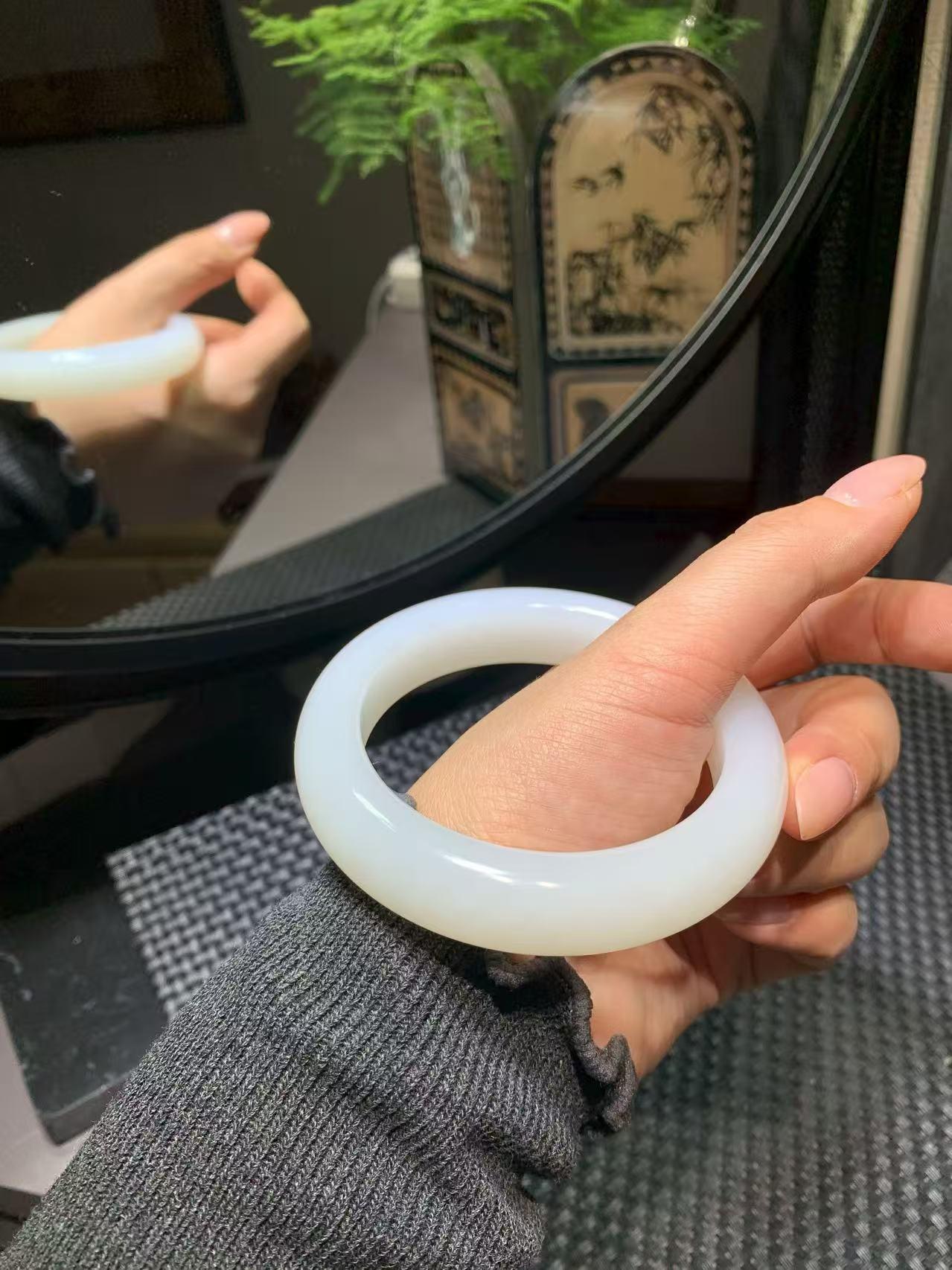和田玉羊脂白玉手镯（85.3g）