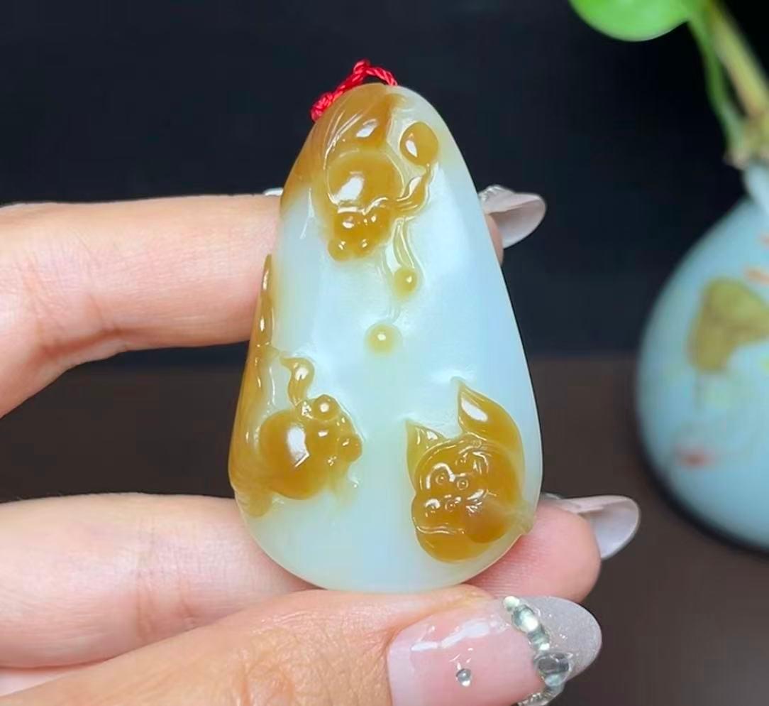 和田玉糖白羊脂玉年年有余（36.8g）