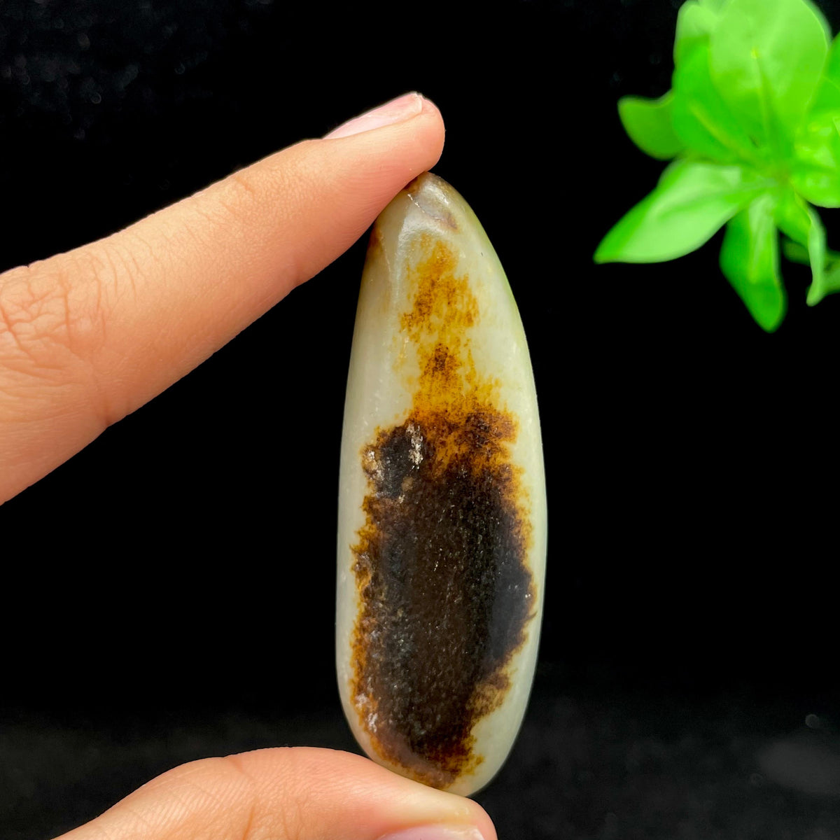 和田玉黑黄皮籽料手把件（68.2g）