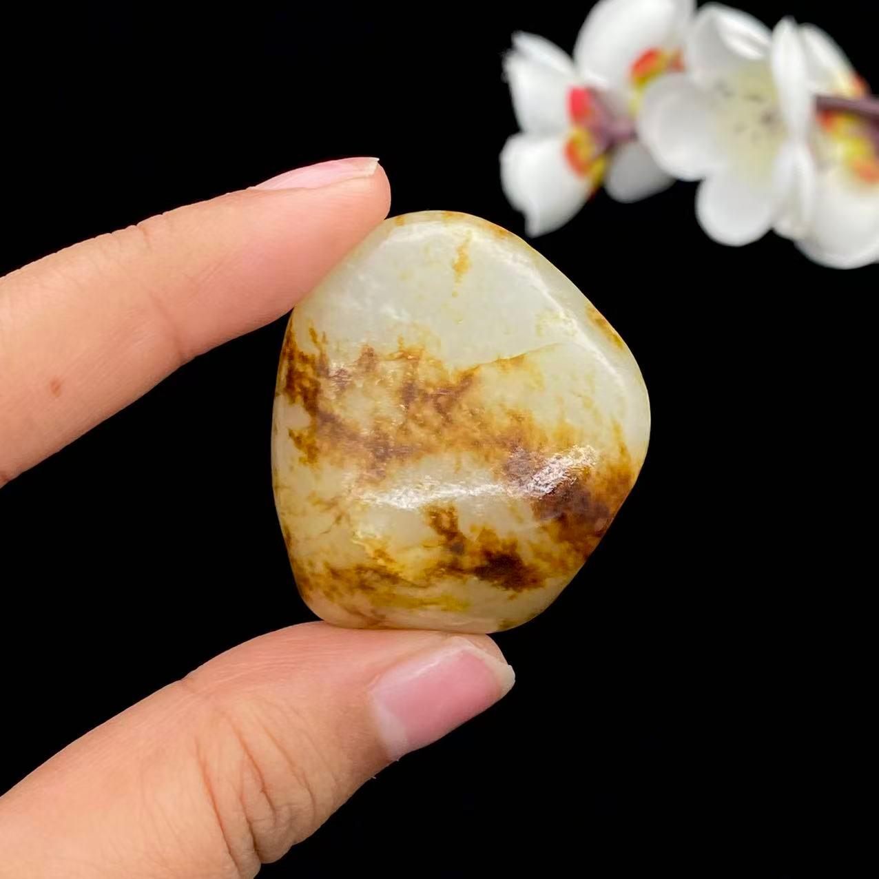 和田玉聚黄皮青花底籽料（82.5g） – 厚德载玉