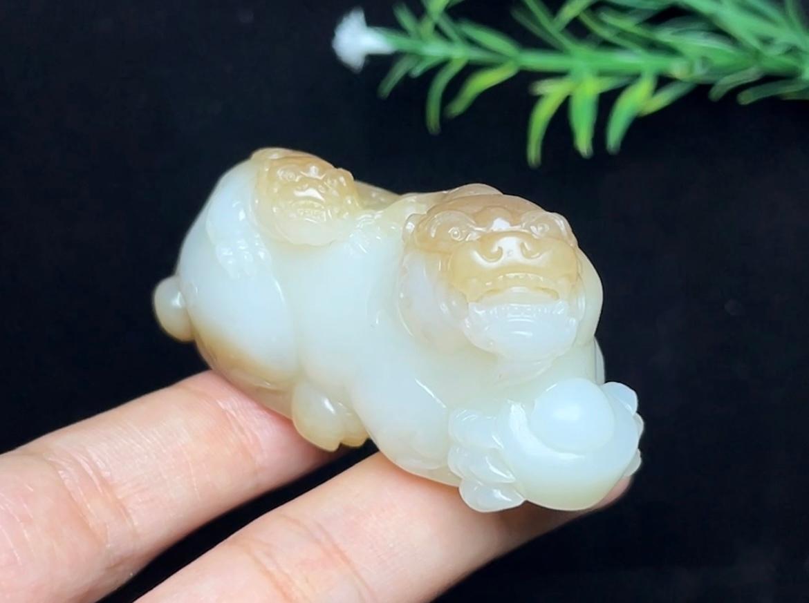 和田玉天地糖白羊脂玉子母貔貅携子上朝（94.9g）