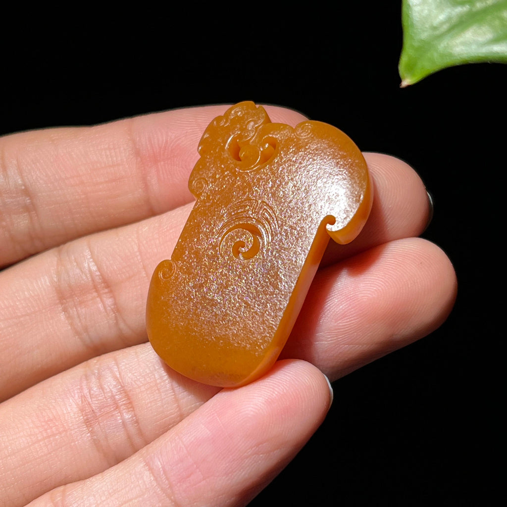 和田玉籽料黄沁府上有龙挂件（10.1g）