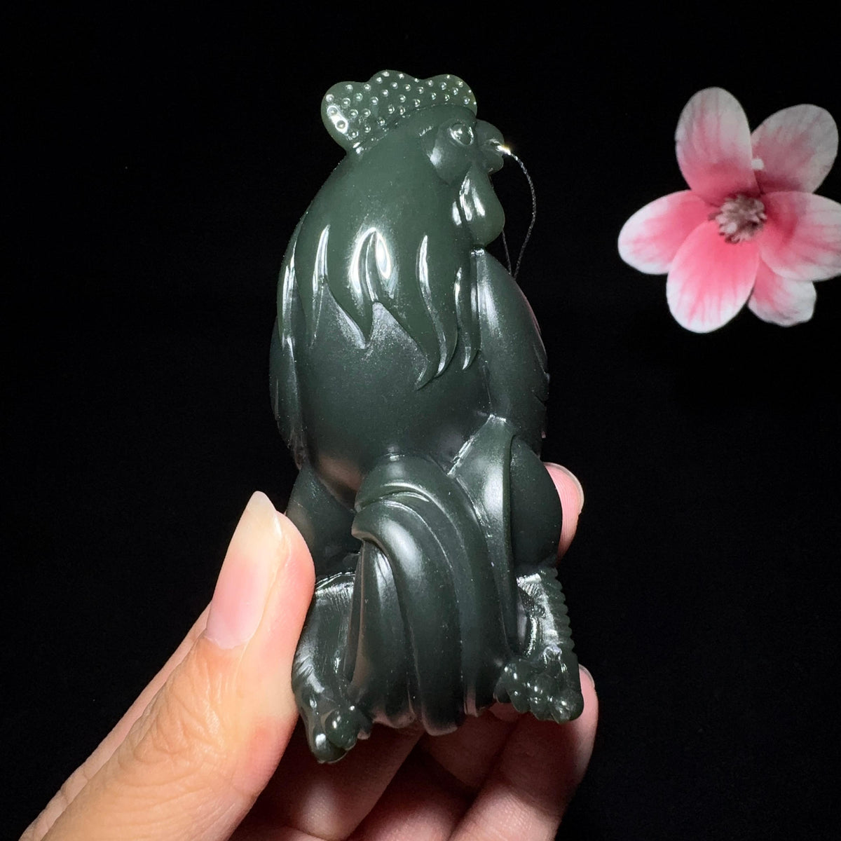 和田玉沙枣青雄鸡手把件（126.7g）