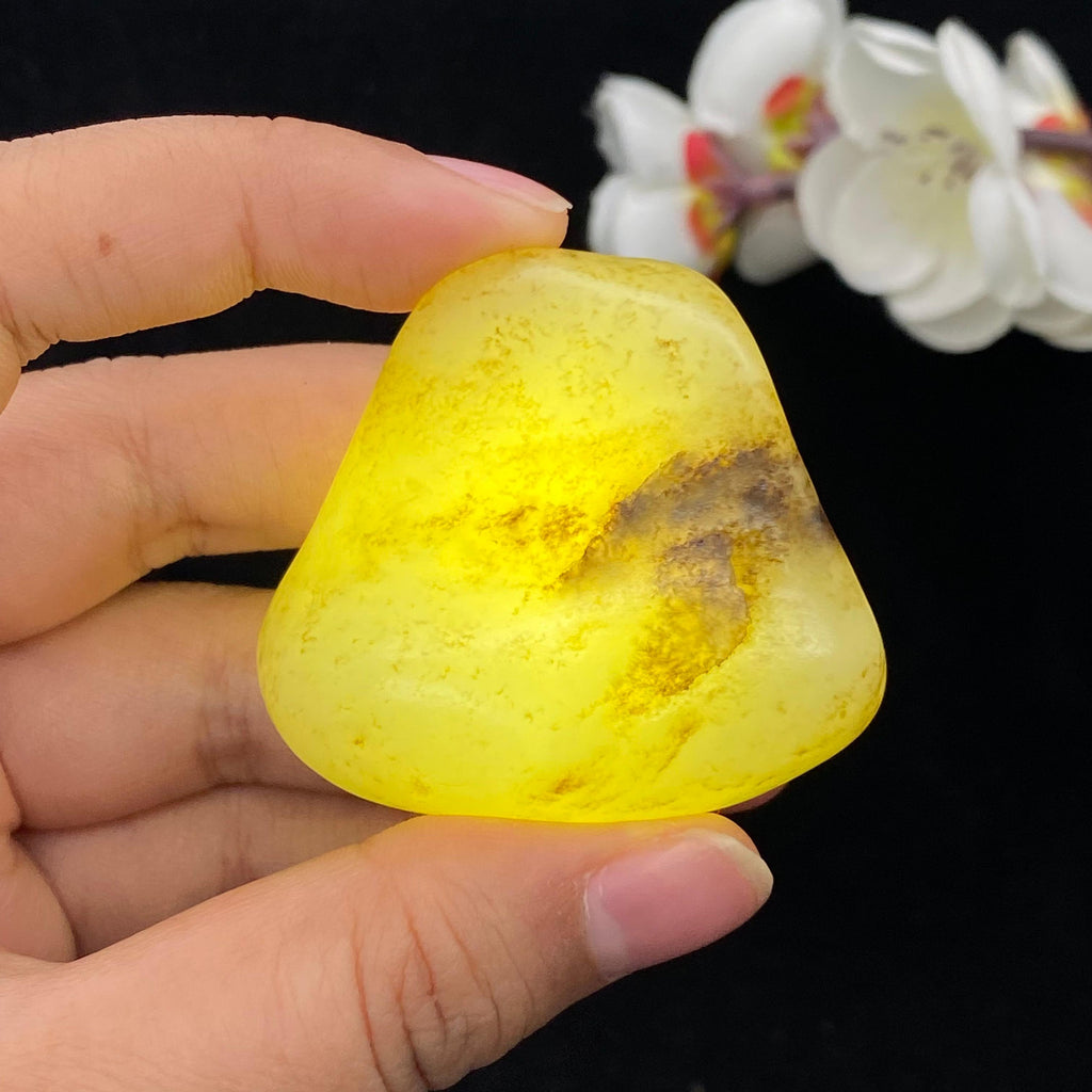 和田玉秋梨皮籽料小手把件（72.8g）