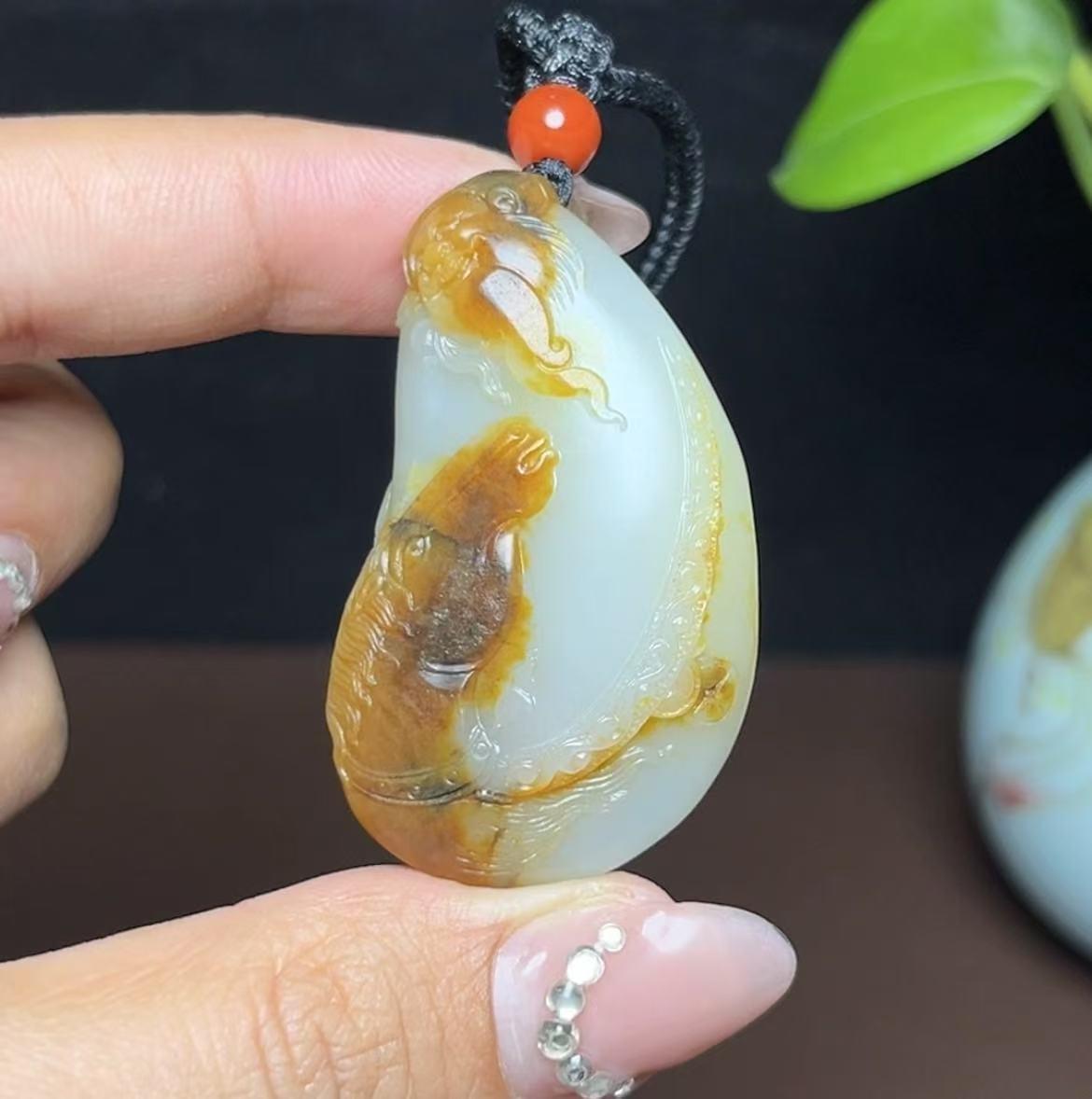 新疆和田玉籽料红皮白肉马上发财（35.2g）