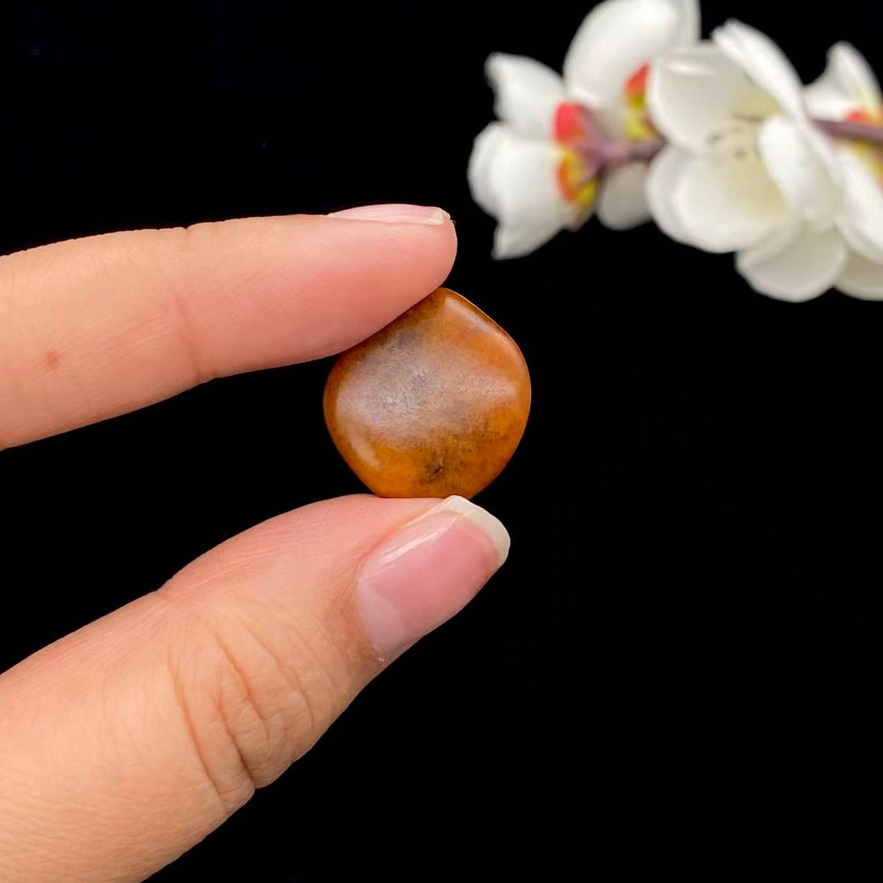 和田玉黄沁皮籽料戒面籽（4g）