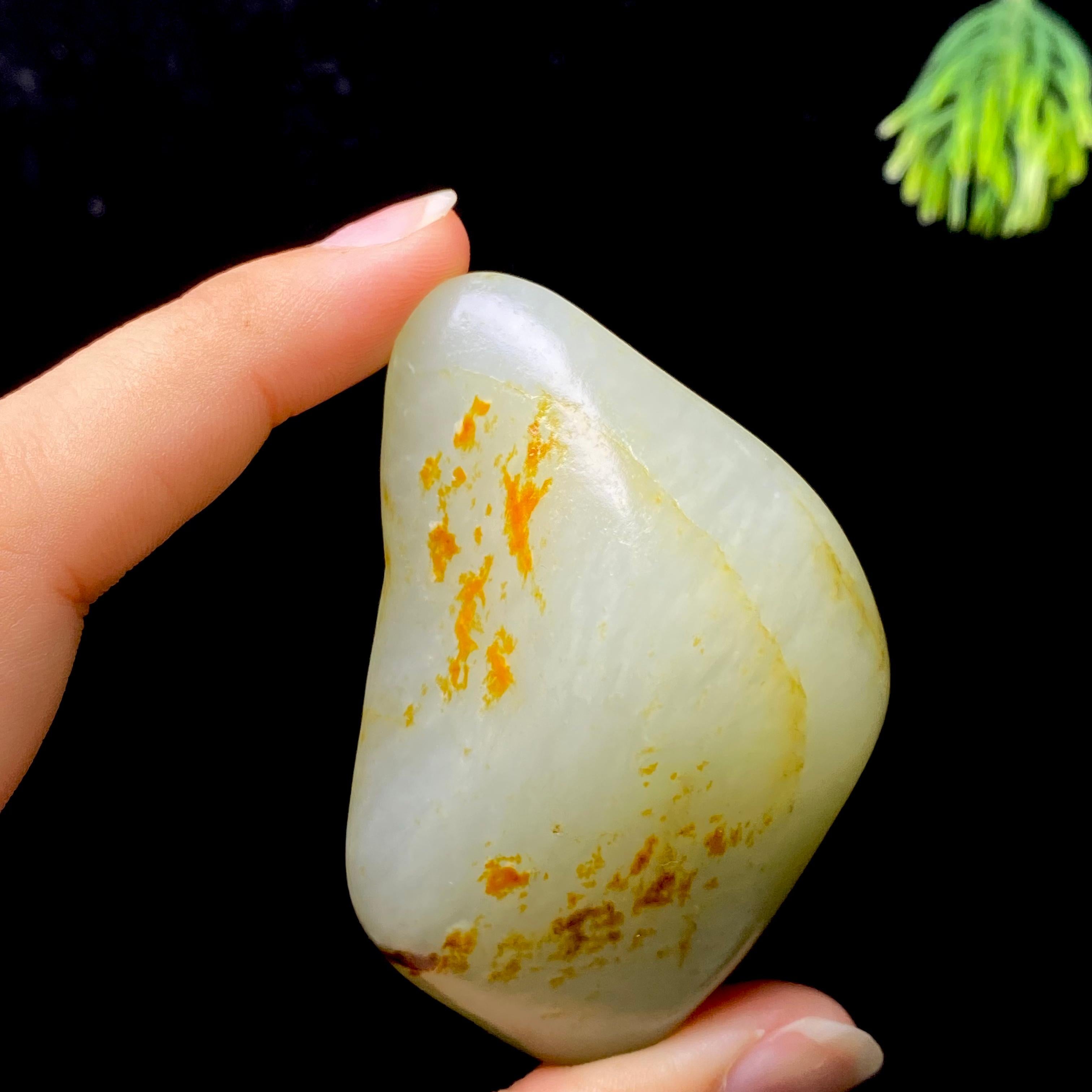 和田玉白玉带翠籽料挂件（98.49g）