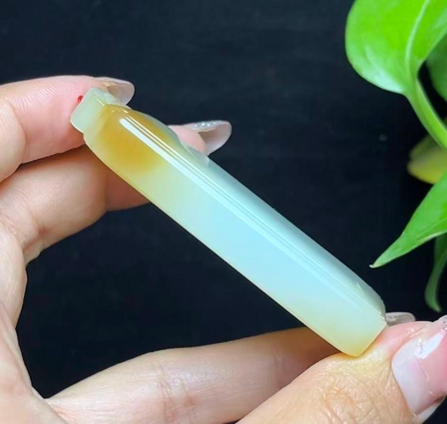 新疆和田玉且末料双糖色羊脂玉平安无事牌（69.2g）