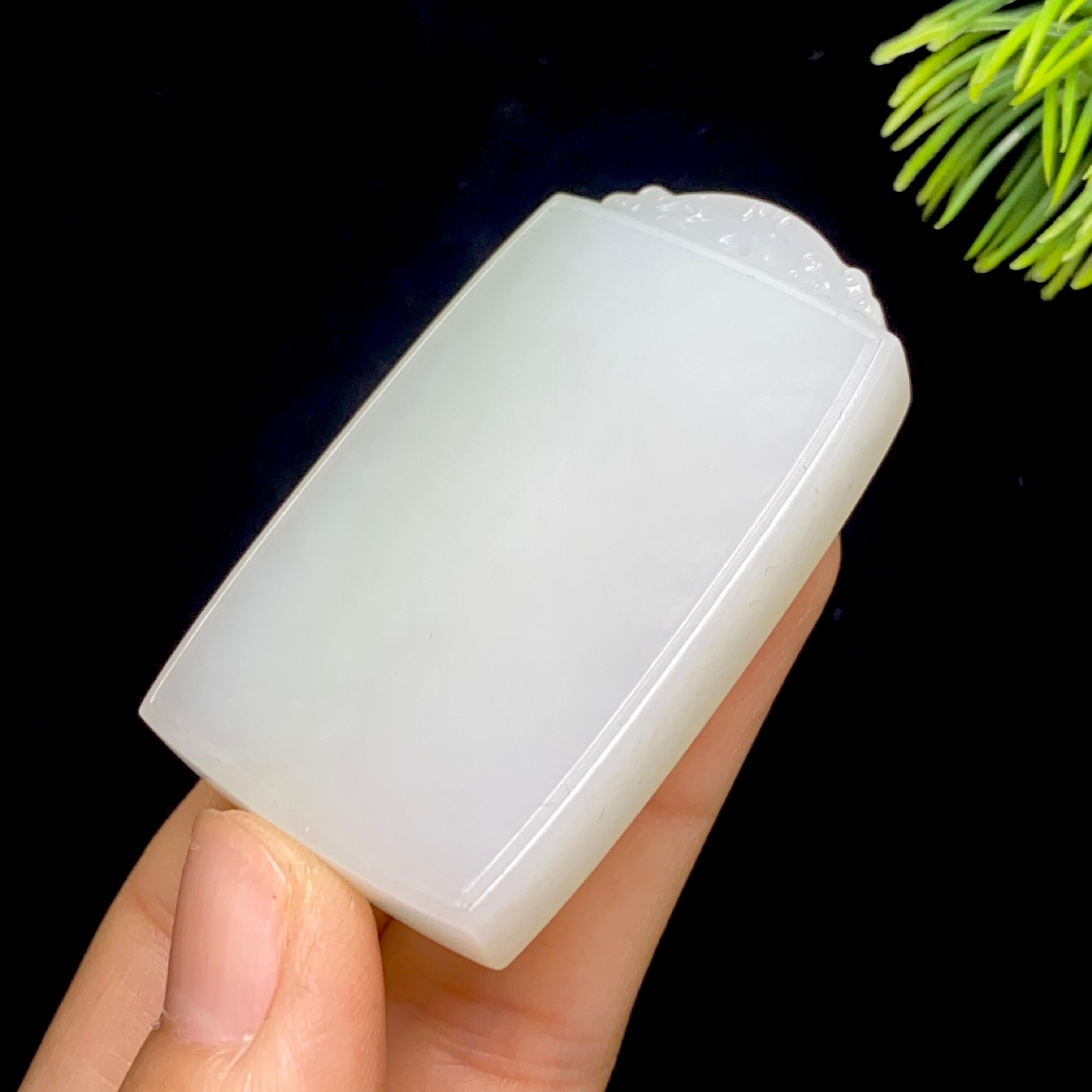 和田玉白玉带翠无事牌（37.3g）