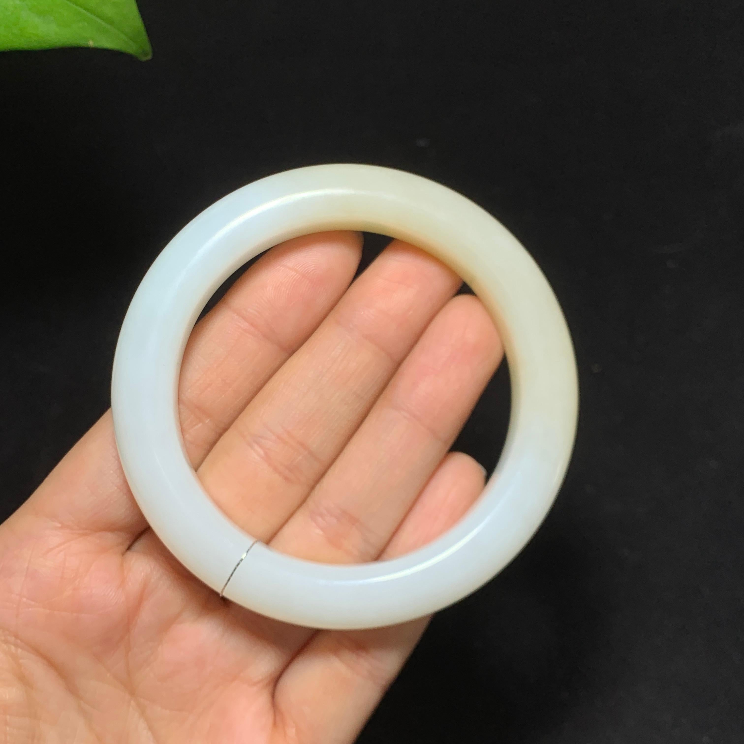 收藏级新疆且末羊脂糖白玉手镯（67.6g）