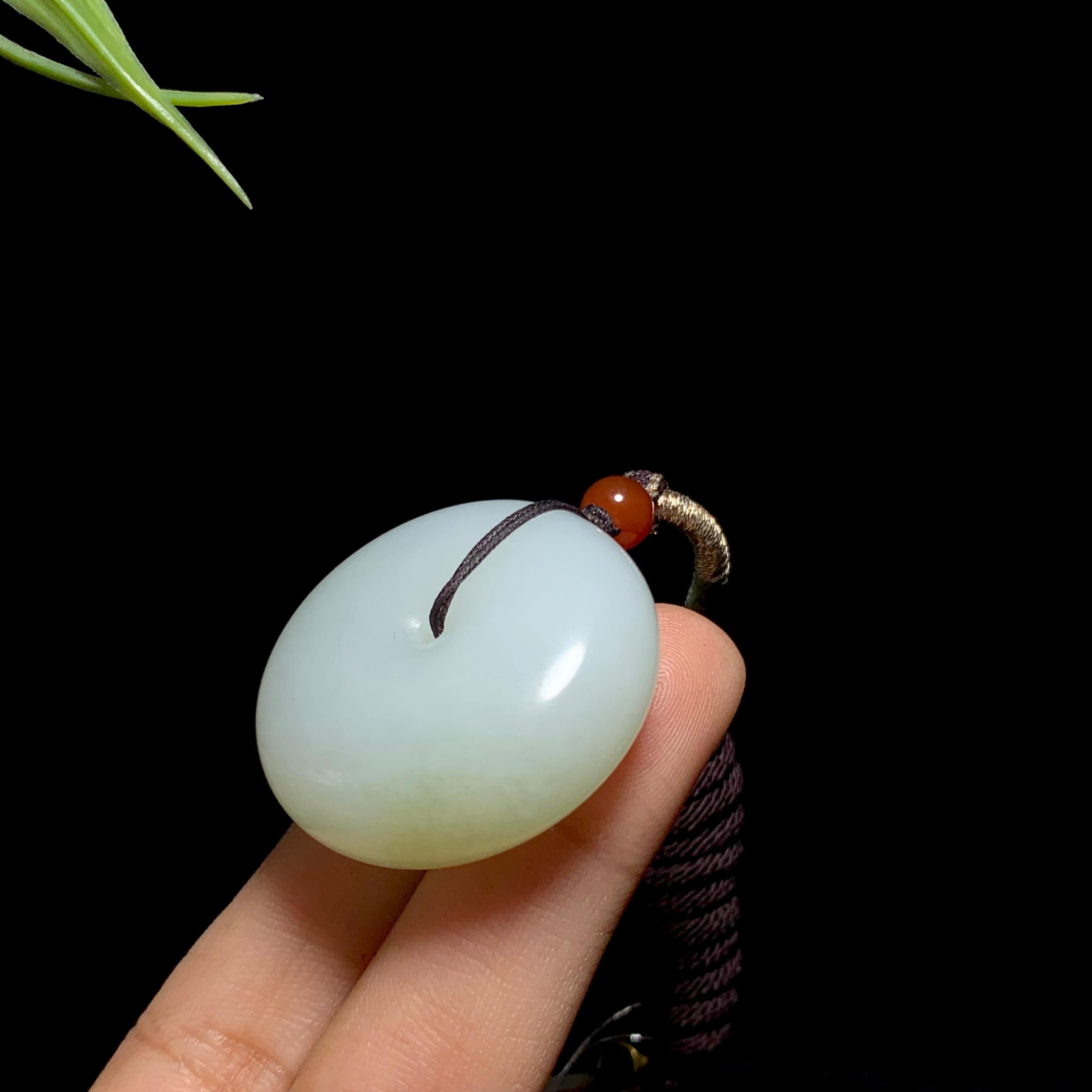 【超值推荐】和田山料白玉带翠平安扣（30.5g）