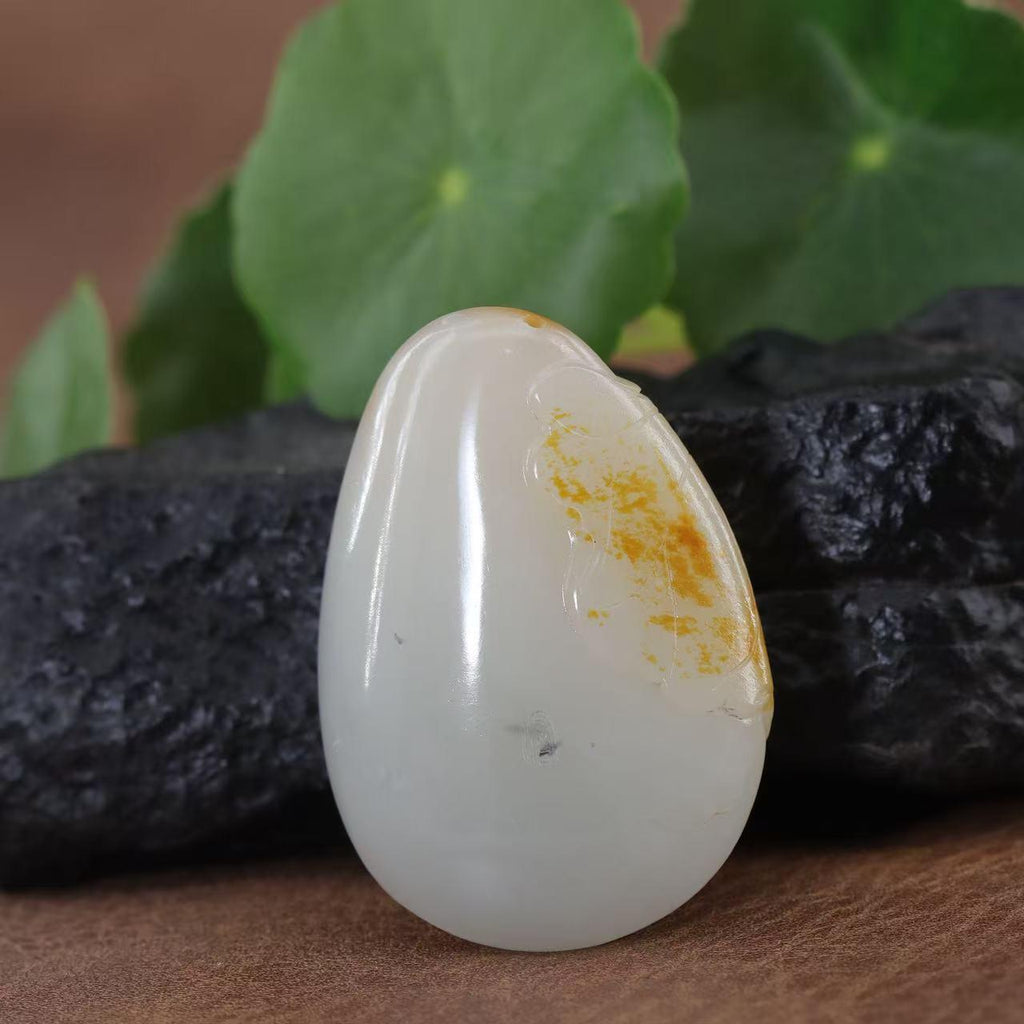 和田玉籽料黄皮洒金的随形挂坠（36.6g）