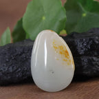 和田玉籽料黄皮洒金的随形挂坠（36.6g）
