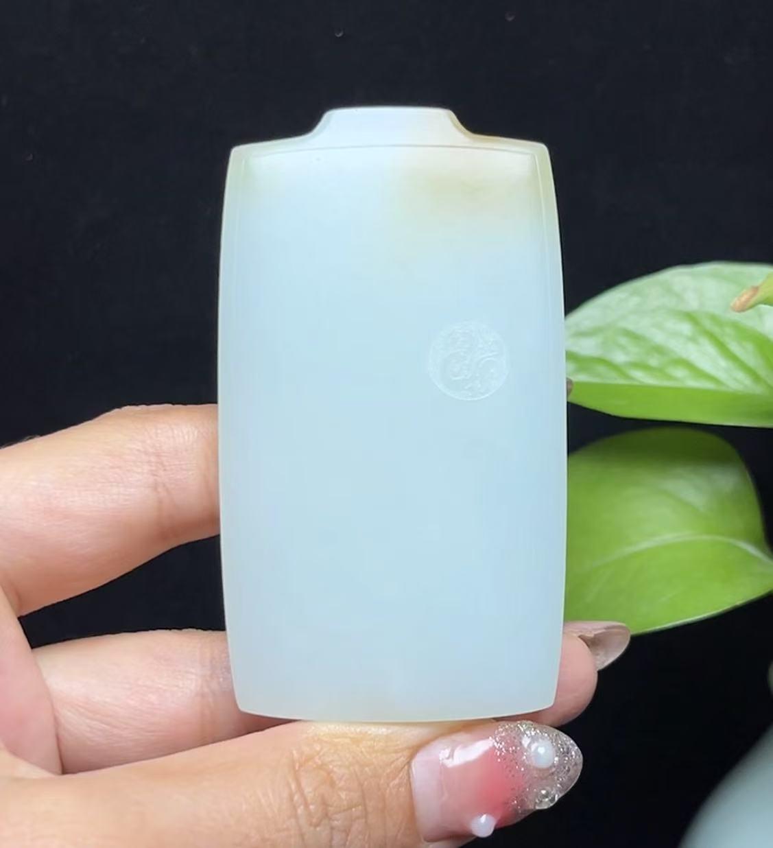 新疆和田玉且末糖仿古龙平安无事牌（78.6g）