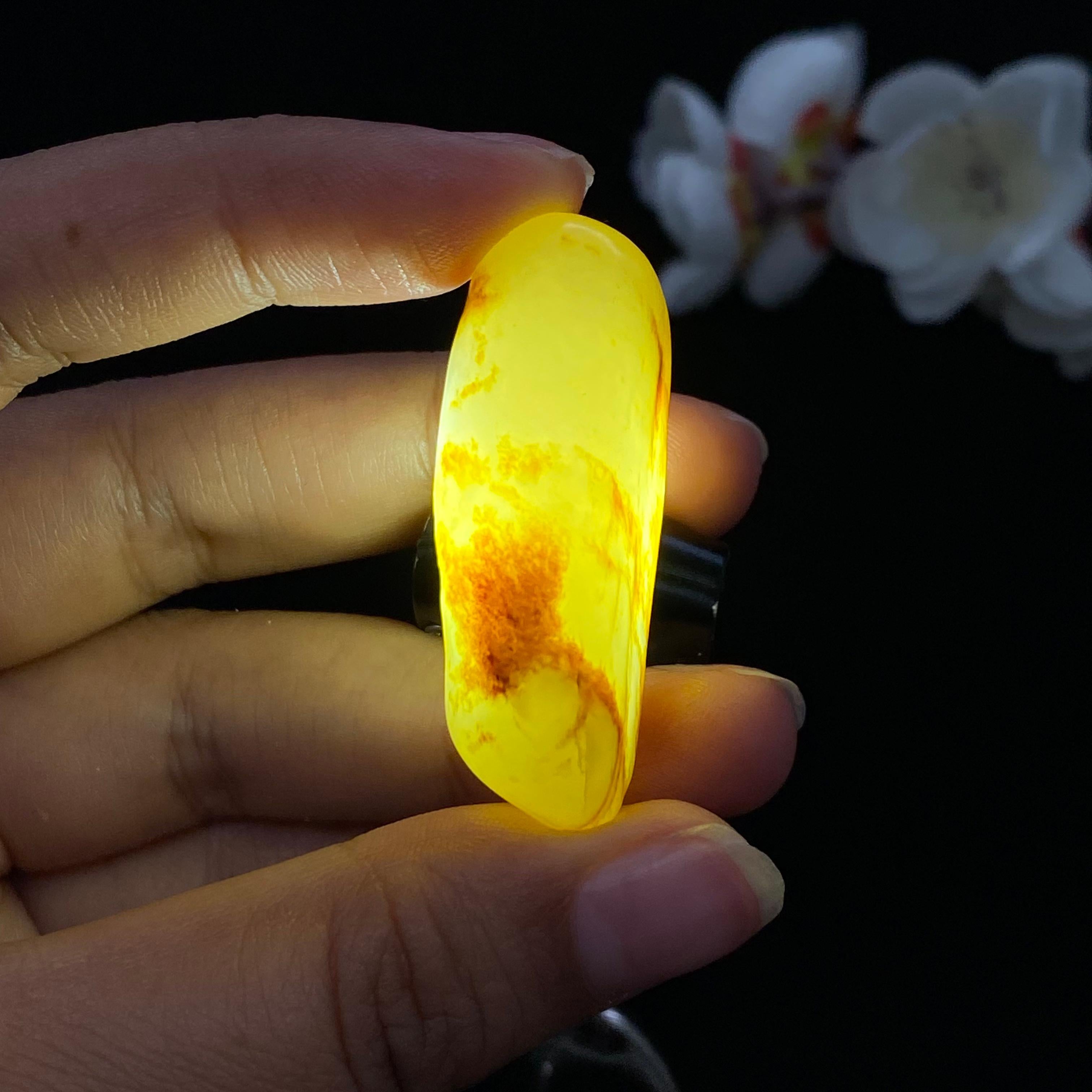 和田玉黄皮籽料挂件（18.1g）