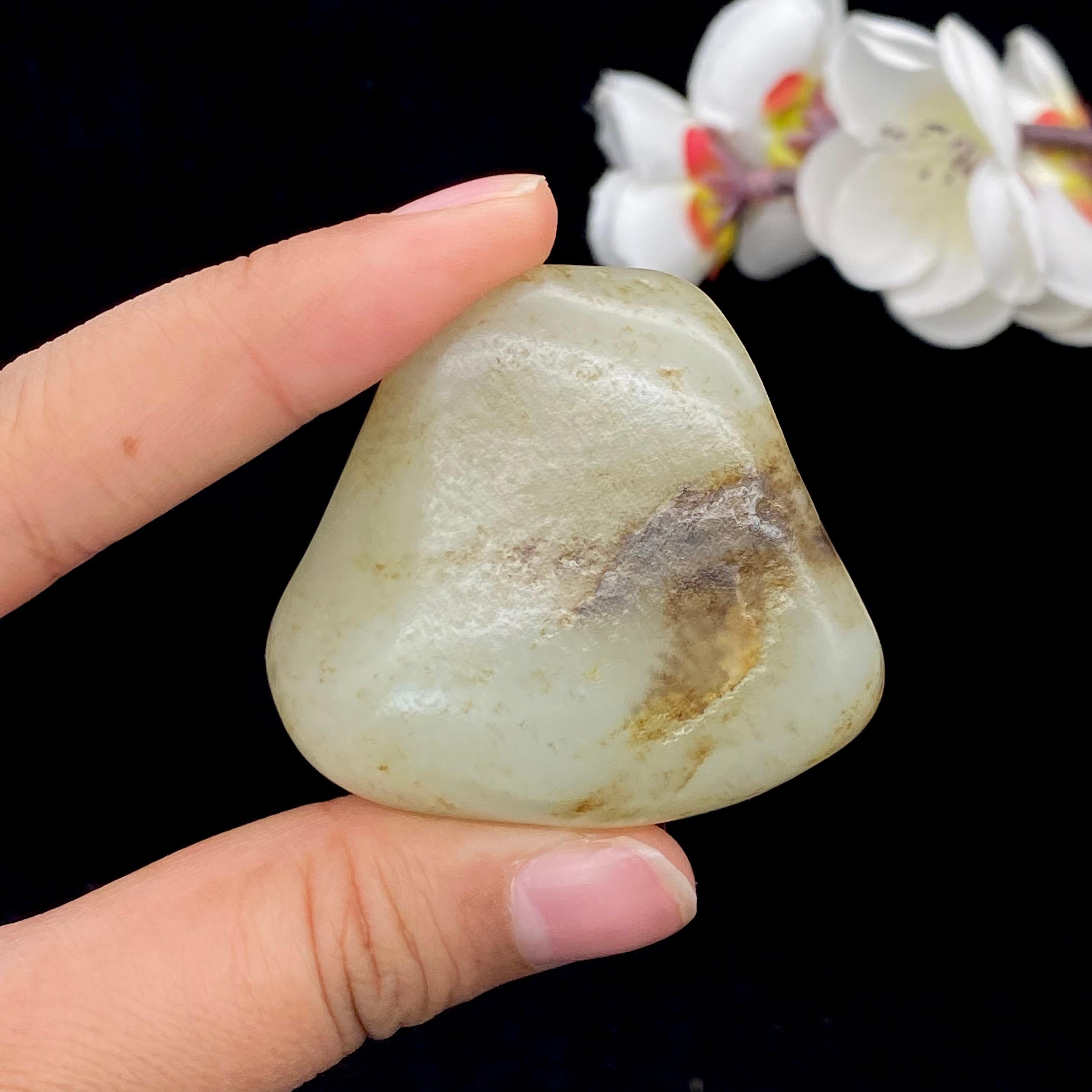 和田玉秋梨皮籽料小手把件（72.8g）