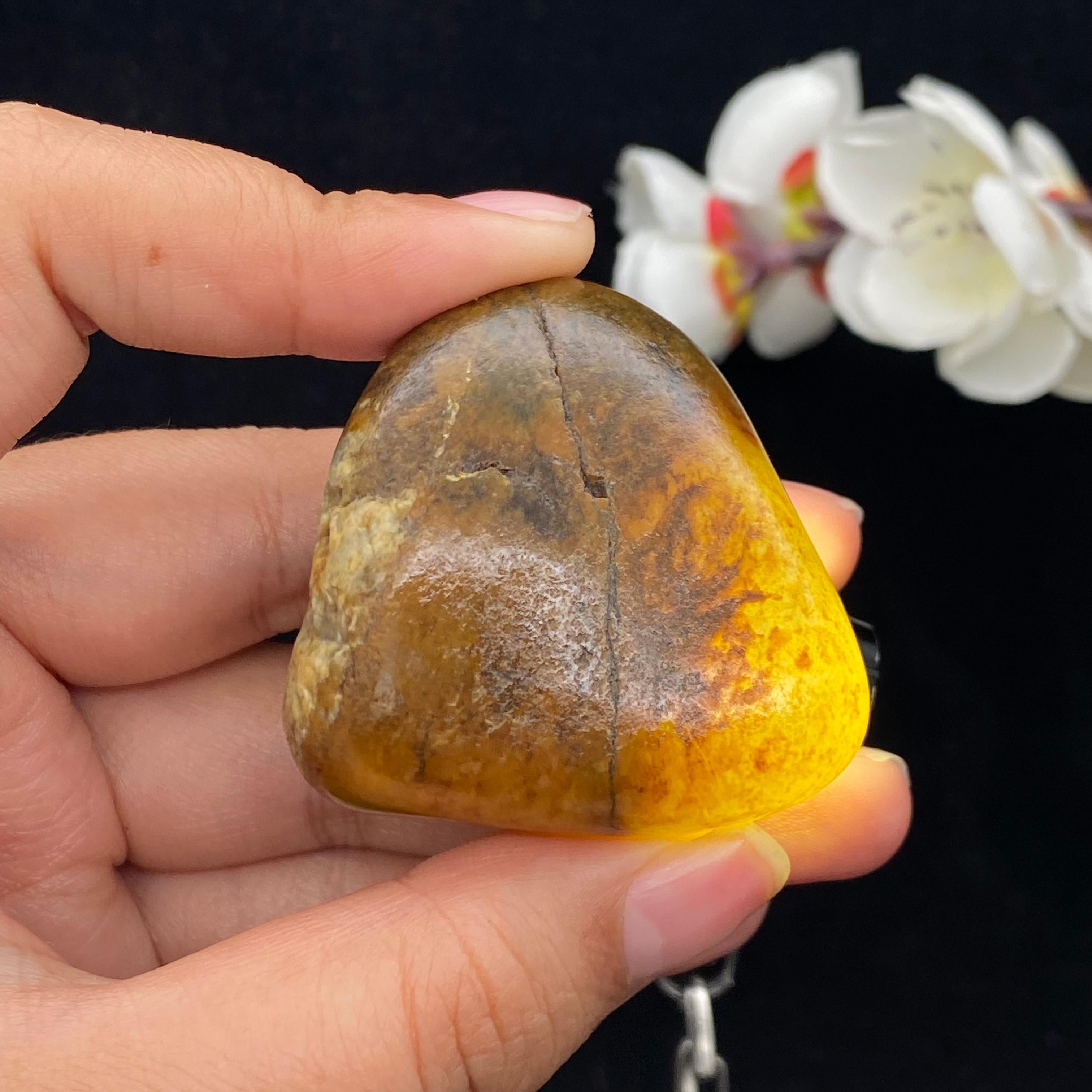 和田玉聚黄皮青花底籽料（82.5g） – 厚德载玉