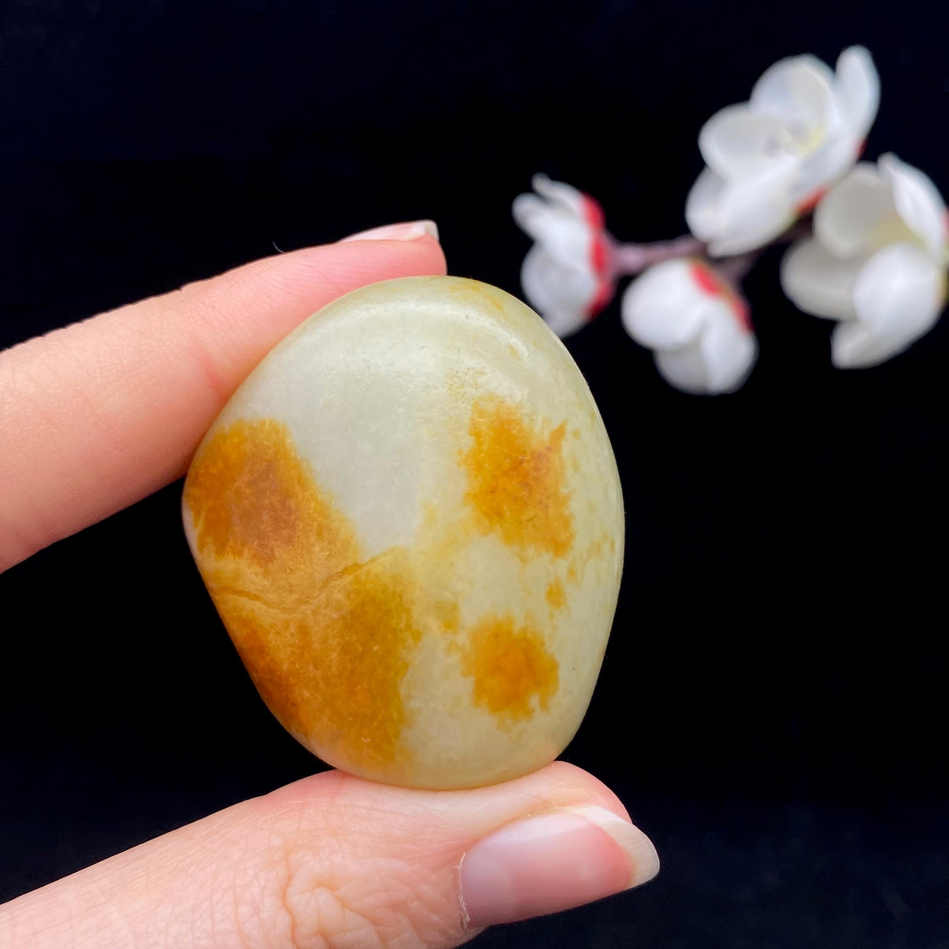 和田玉聚黄皮青花底籽料（36.6g） – 厚德载玉