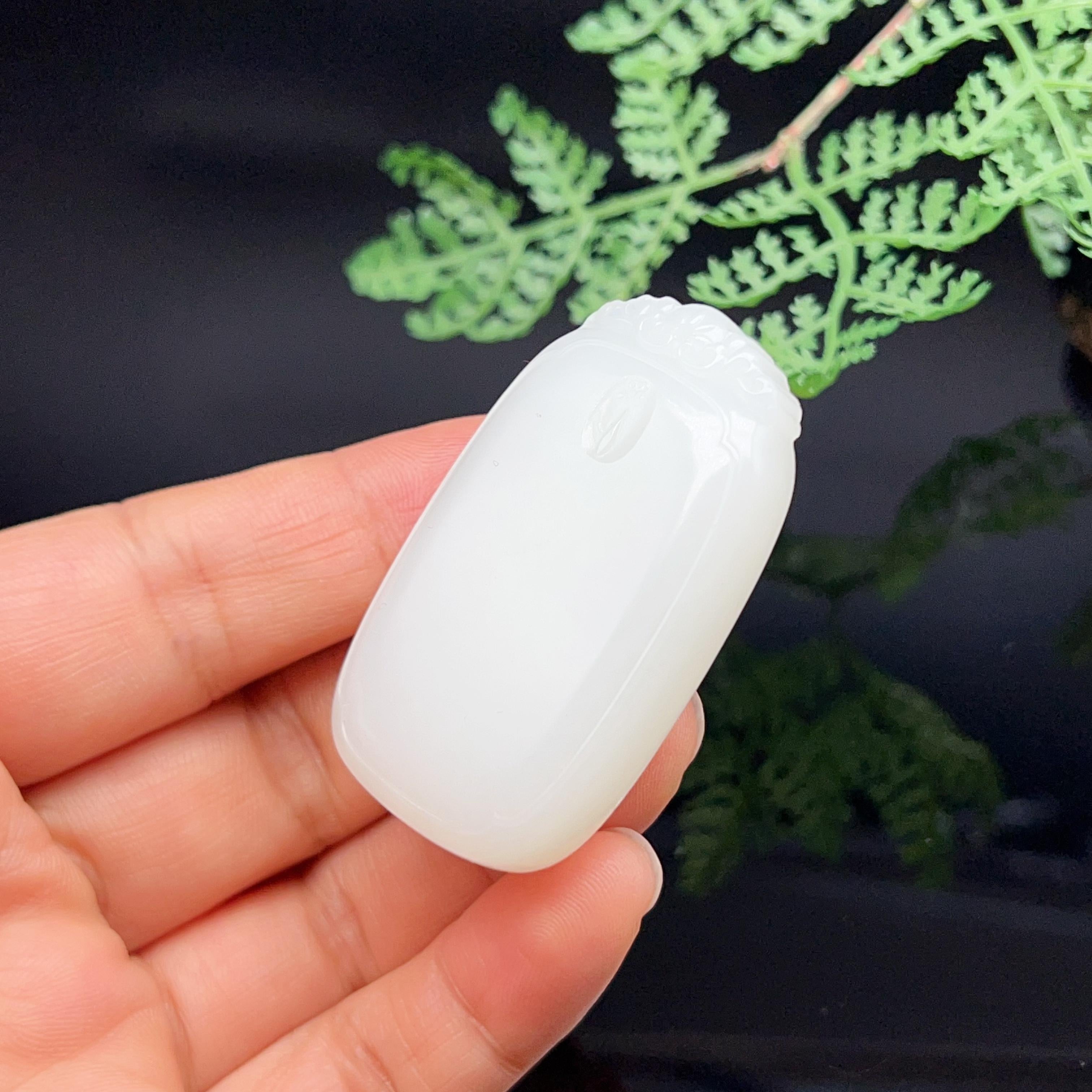 和田玉羊脂白玉牌头莲花无事牌（38.1g）