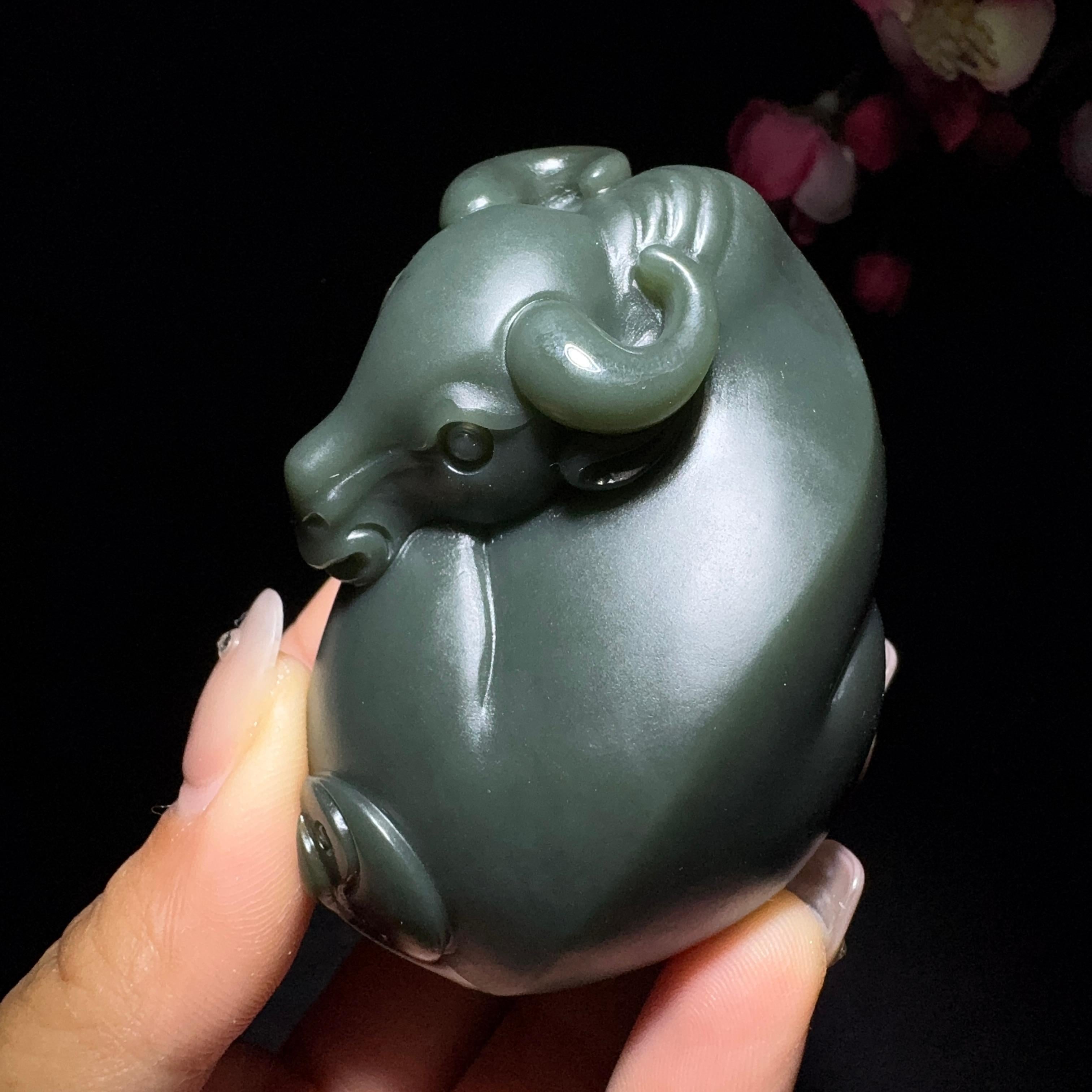 和田玉塔青手把件牛（207.7g）