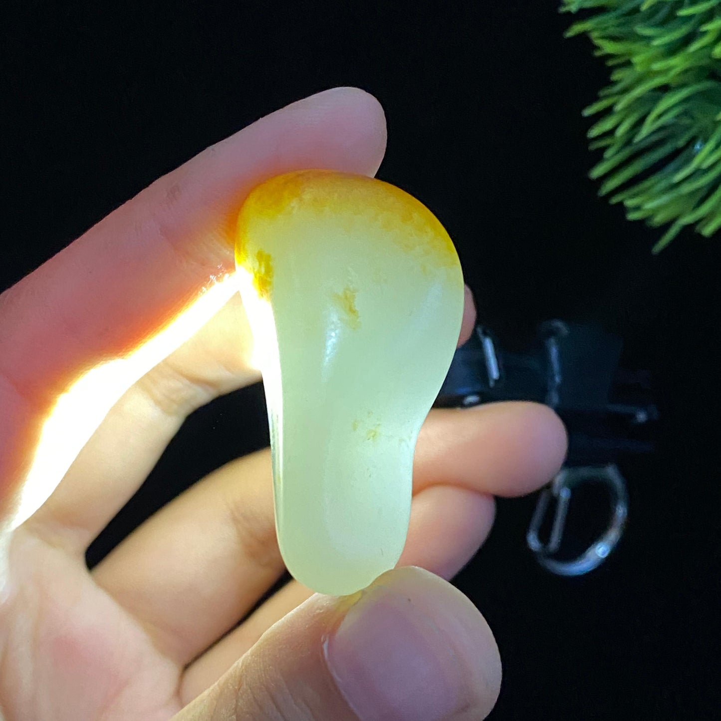 和田玉白玉聚黄皮籽料原石（16g）