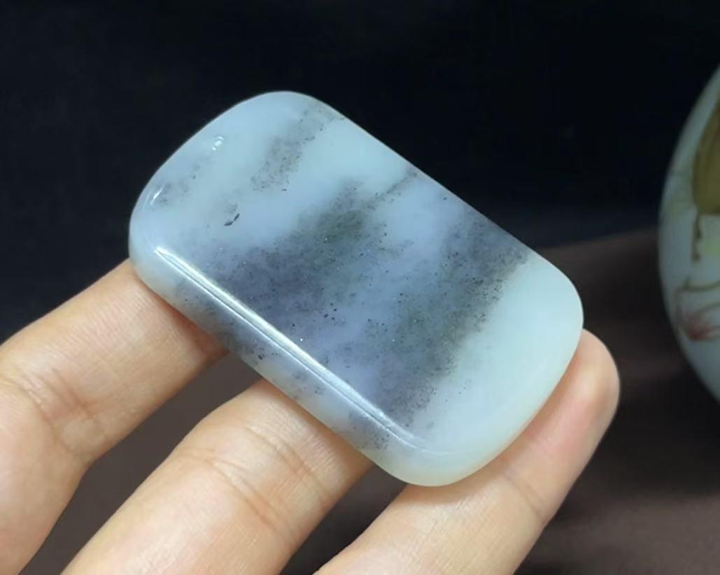 新疆和田玉籽料意境青花平安无事牌（34.1g）