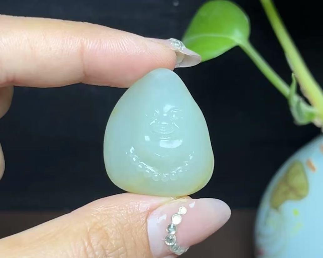 新疆和田玉籽料佛公（17.1g）