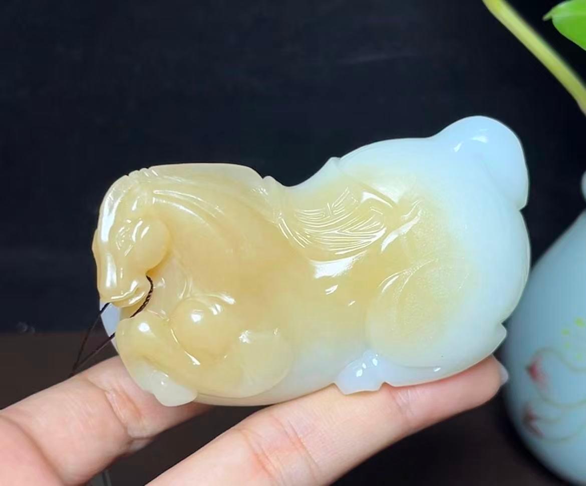 新疆和田玉且末糖羊脂玉生肖马马到成功手把件（178.5g）