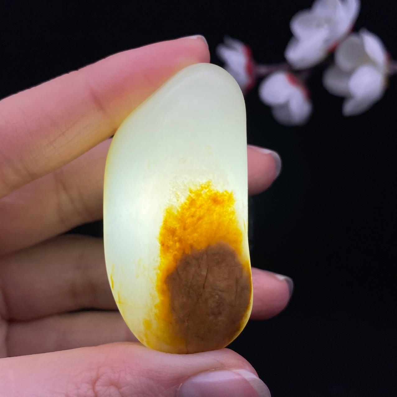 和田玉聚黄皮青花底籽料（36.6g） – 厚德载玉