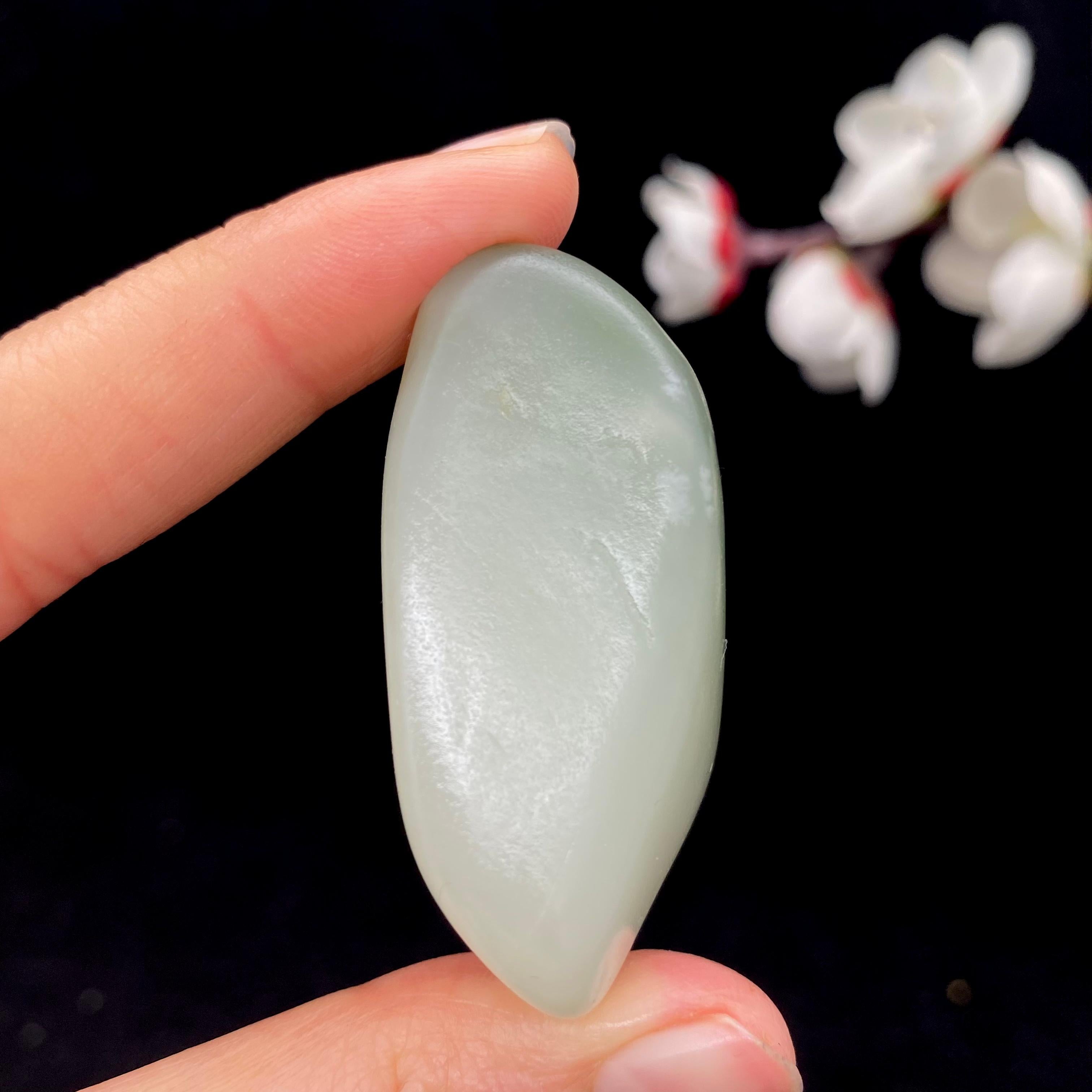 和田玉白玉带翠籽料挂件（47.3g）