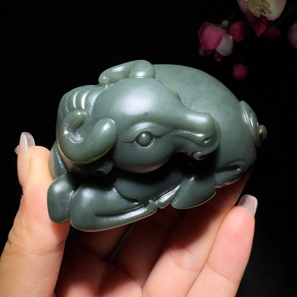 和田玉塔青手把件牛（207.7g）