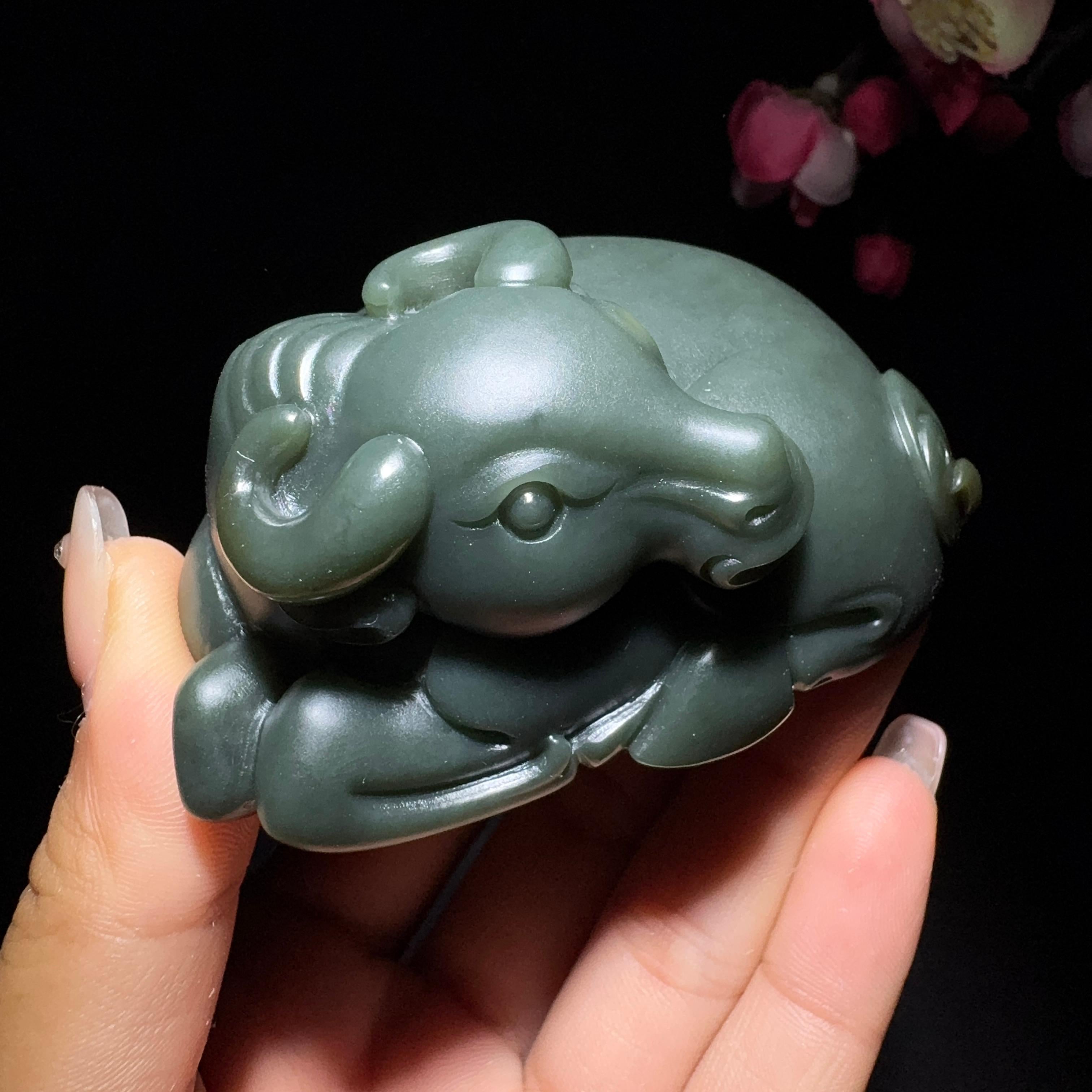 和田玉塔青手把件牛（207.7g）