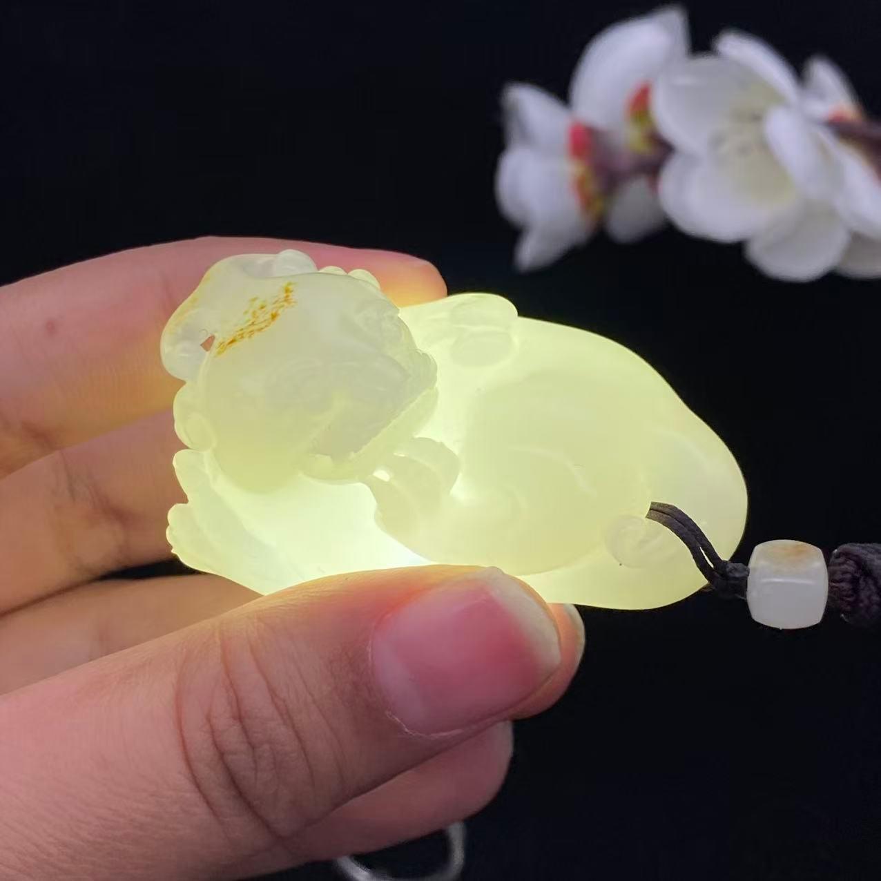 和田玉白玉籽料【貔貅】（59g） – 厚德载玉