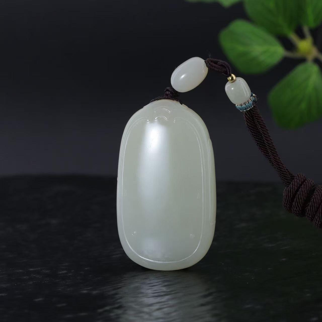 和田玉白玉洒金皮无事牌挂件（58.4g） – 厚德载玉