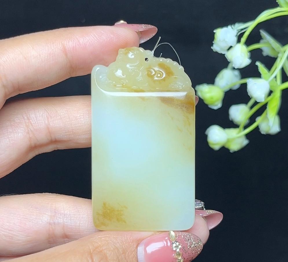 和田玉糖白府上有龙平安无事牌（37.0g）
