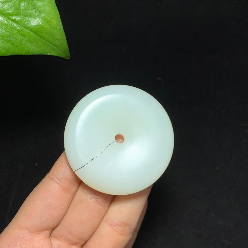 高品质和田羊脂白玉带翠平安扣挂件（66.3g）