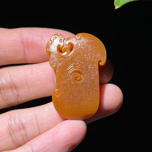 和田玉籽料黄沁府上有龙挂件（10.1g）