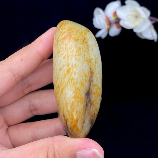 和田玉满洒金皮籽料手把件（157g）