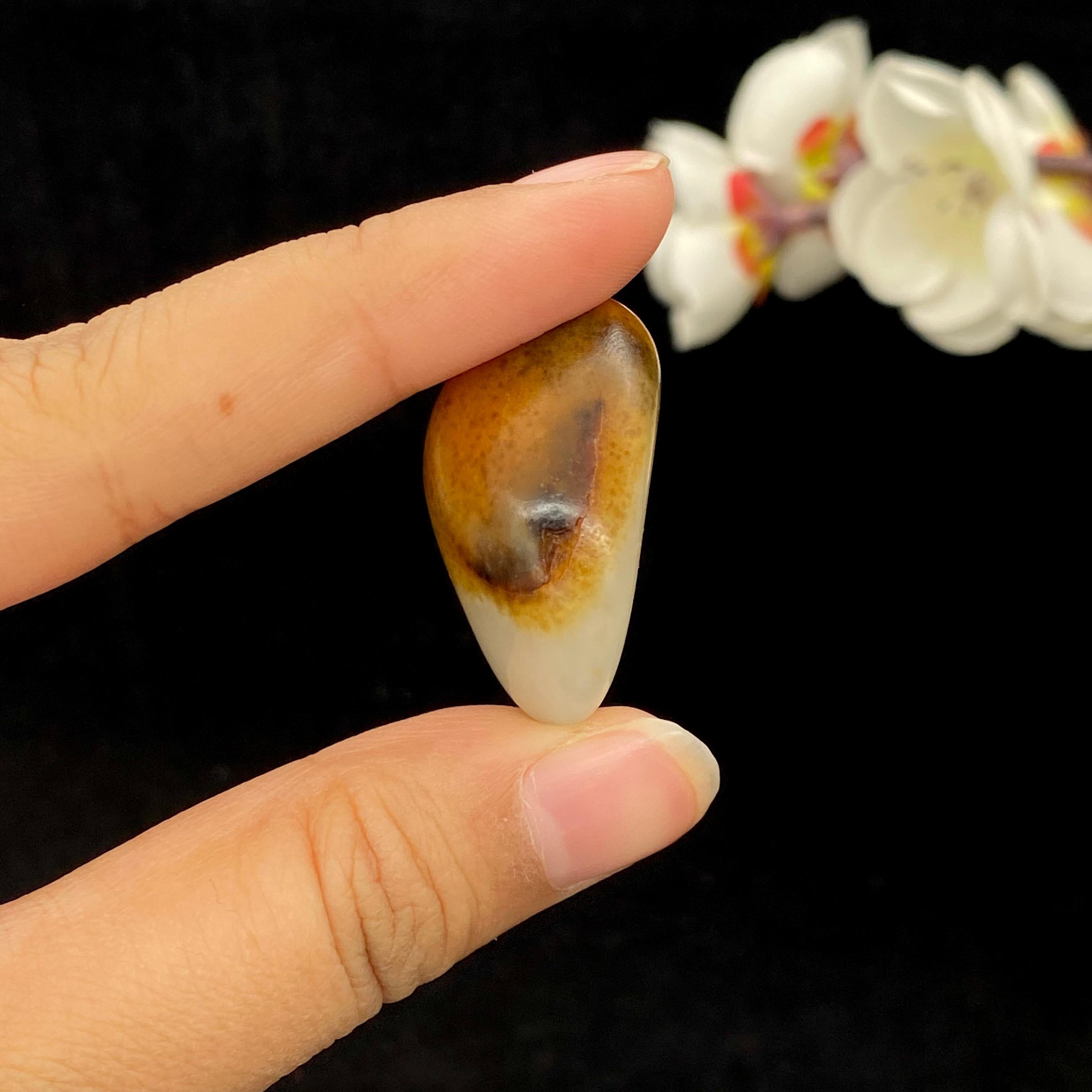 和田玉聚黄皮青花底籽料挂件（21.3g）