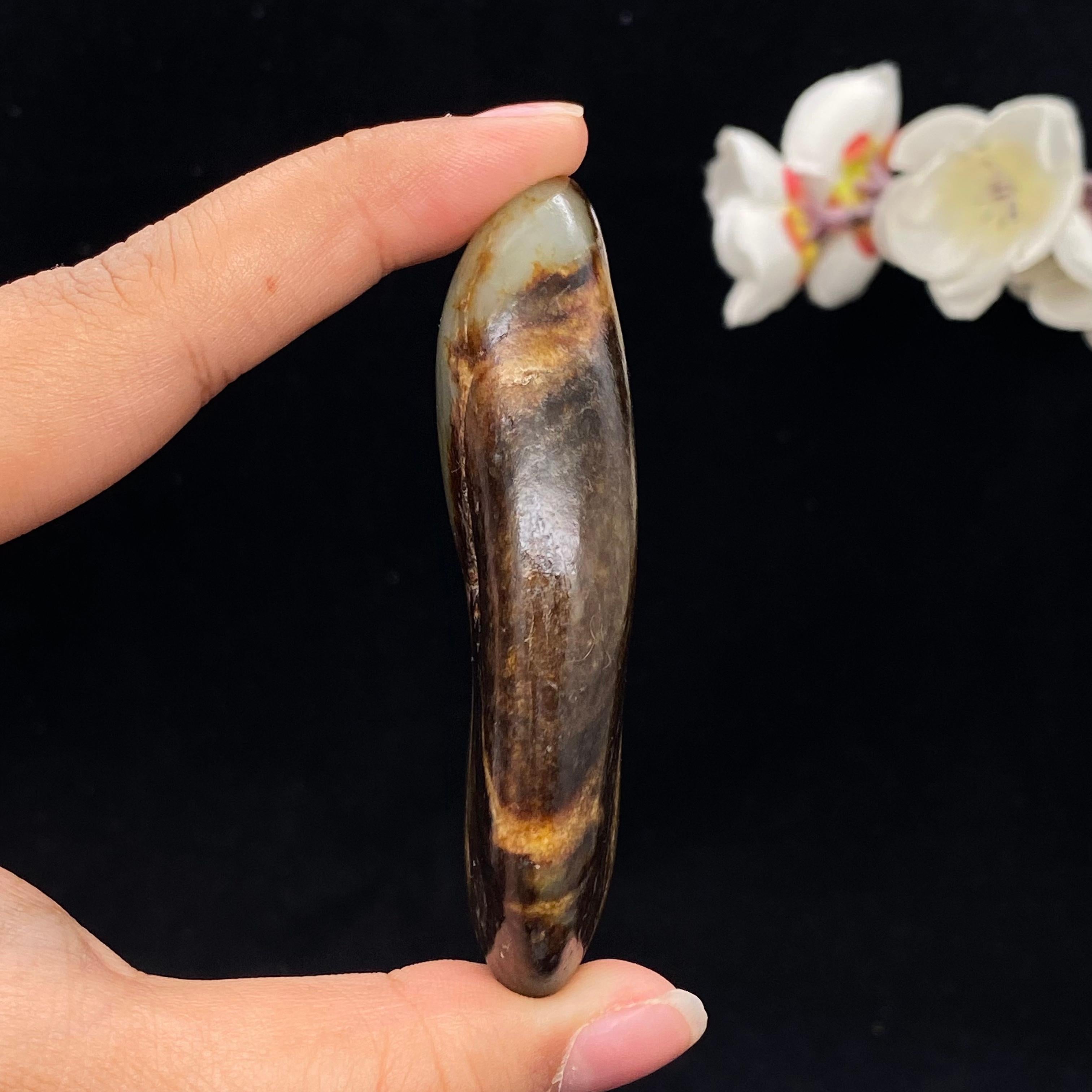 【超值推荐】和田玉聚黄皮籽料小手把件（87.5g）