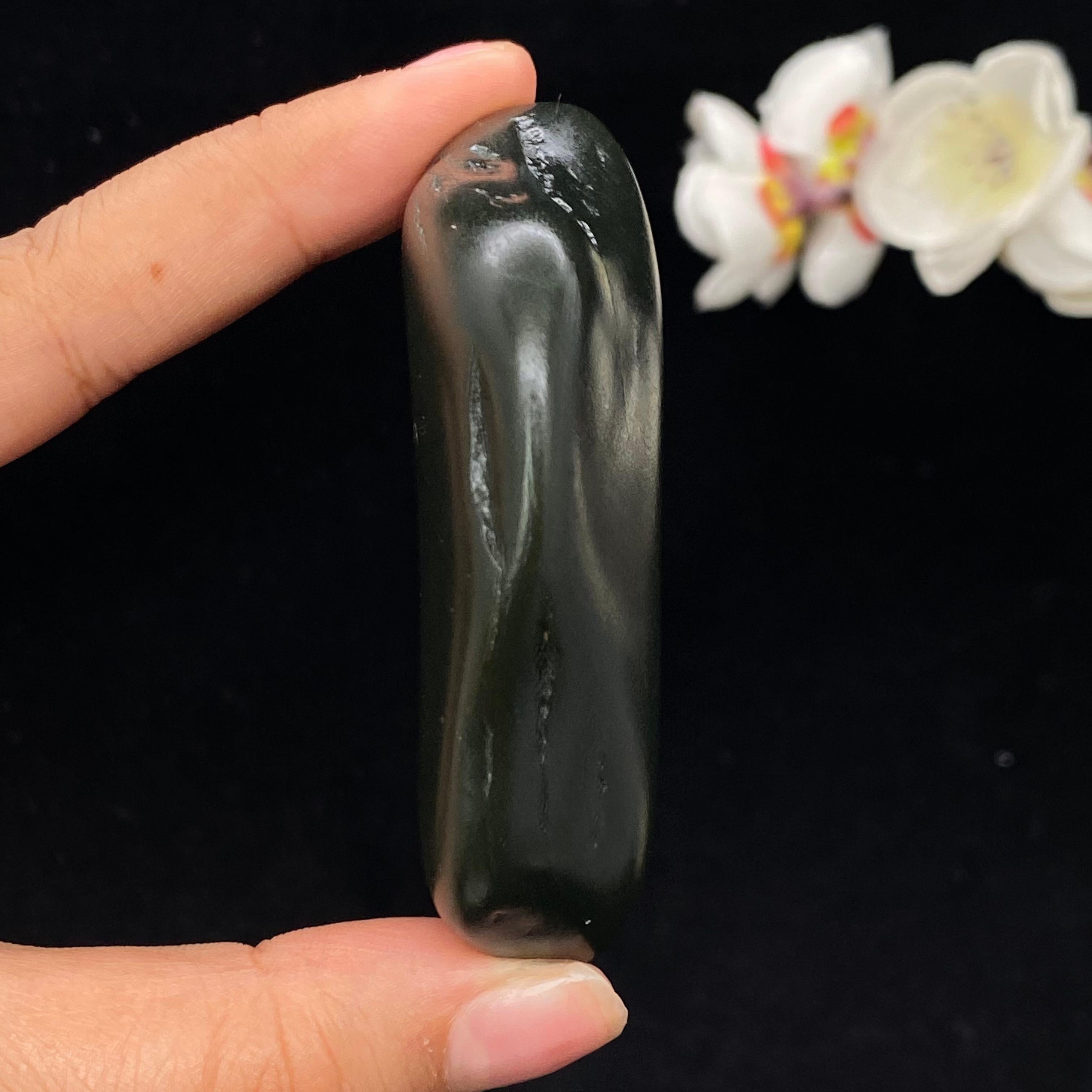 和田玉黑青籽料手把件（111.3g）