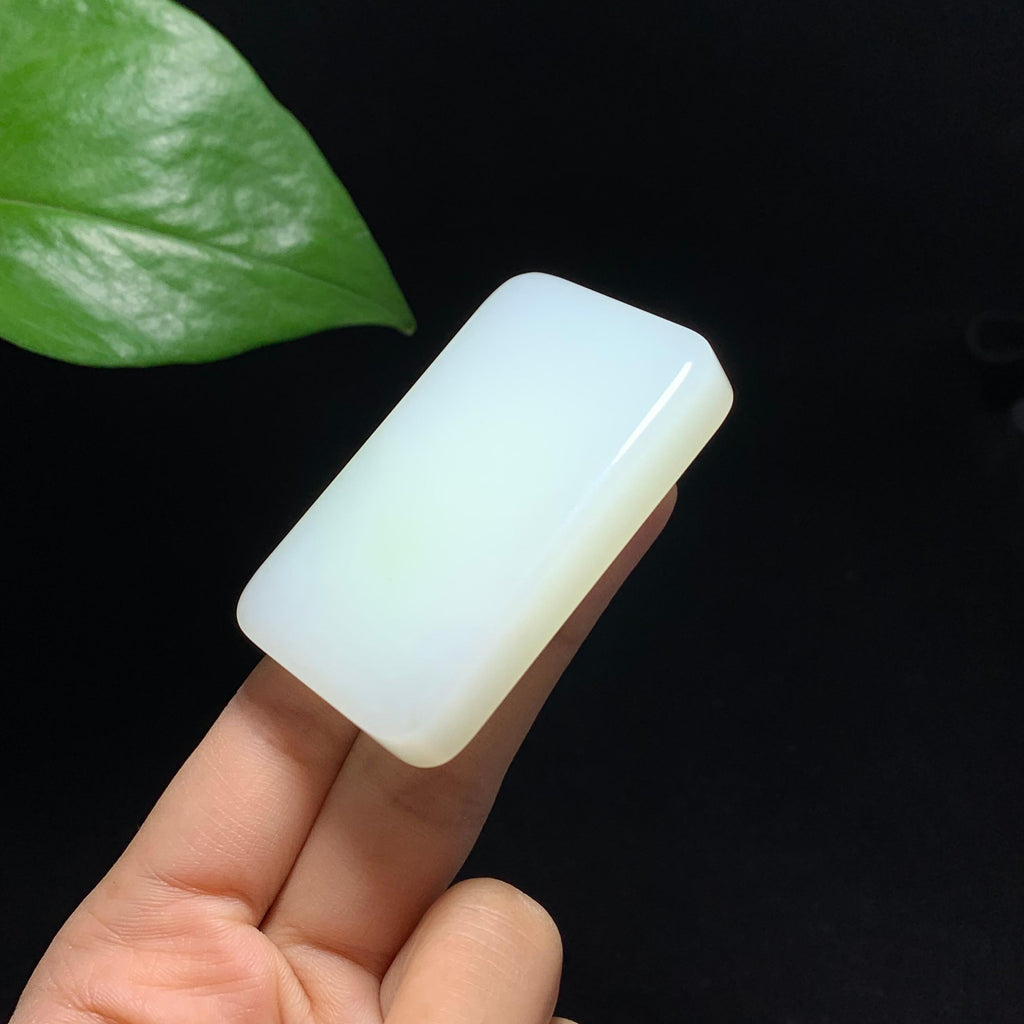 收藏级和田山料羊脂白玉带翠无事牌挂件（54.8g）