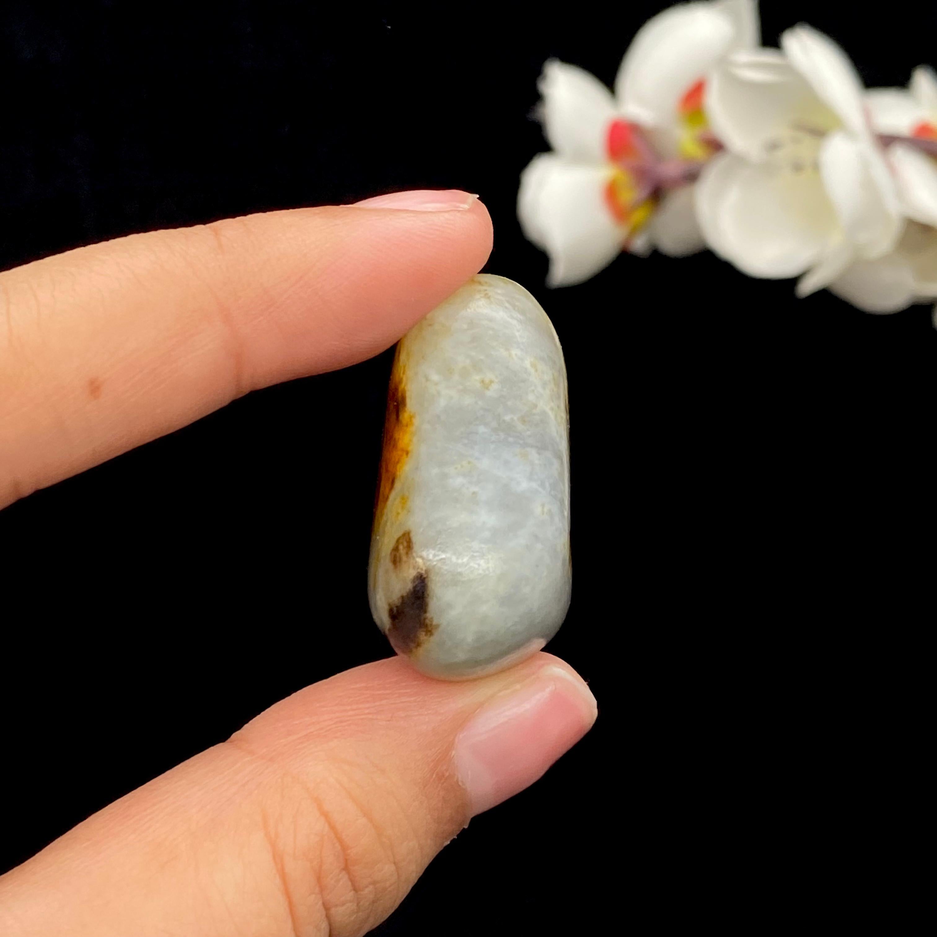 和田玉黑黄皮青花底籽料（23.6g） – 厚德载玉