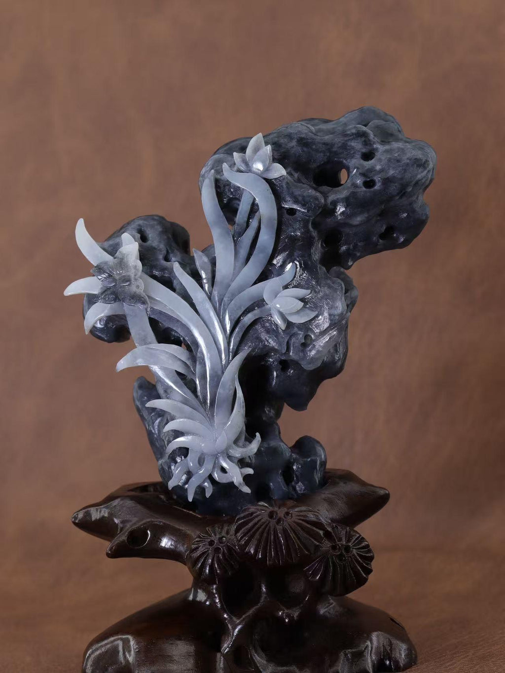 和田玉籽料青花兰花摆件（459g）