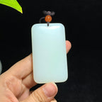 和田山料羊脂白玉带翠无事牌（88.4g）