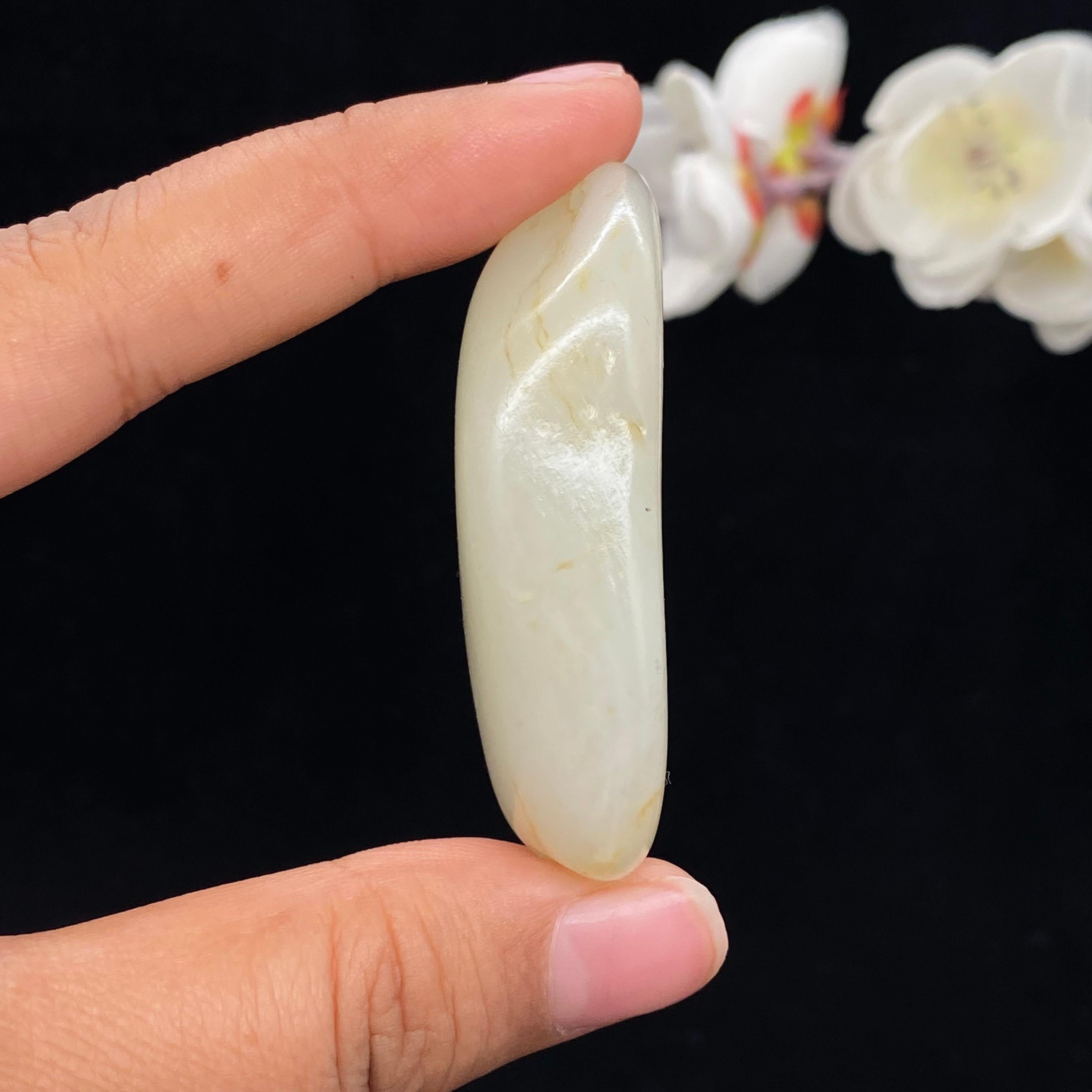 和田玉白玉带翠籽料挂件（44.4g）